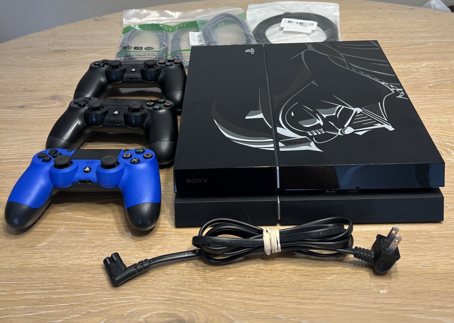 PlayStation PS4 DARTH VADER STAR WARS + 3 Controllers + Cables (No HDMI Output)