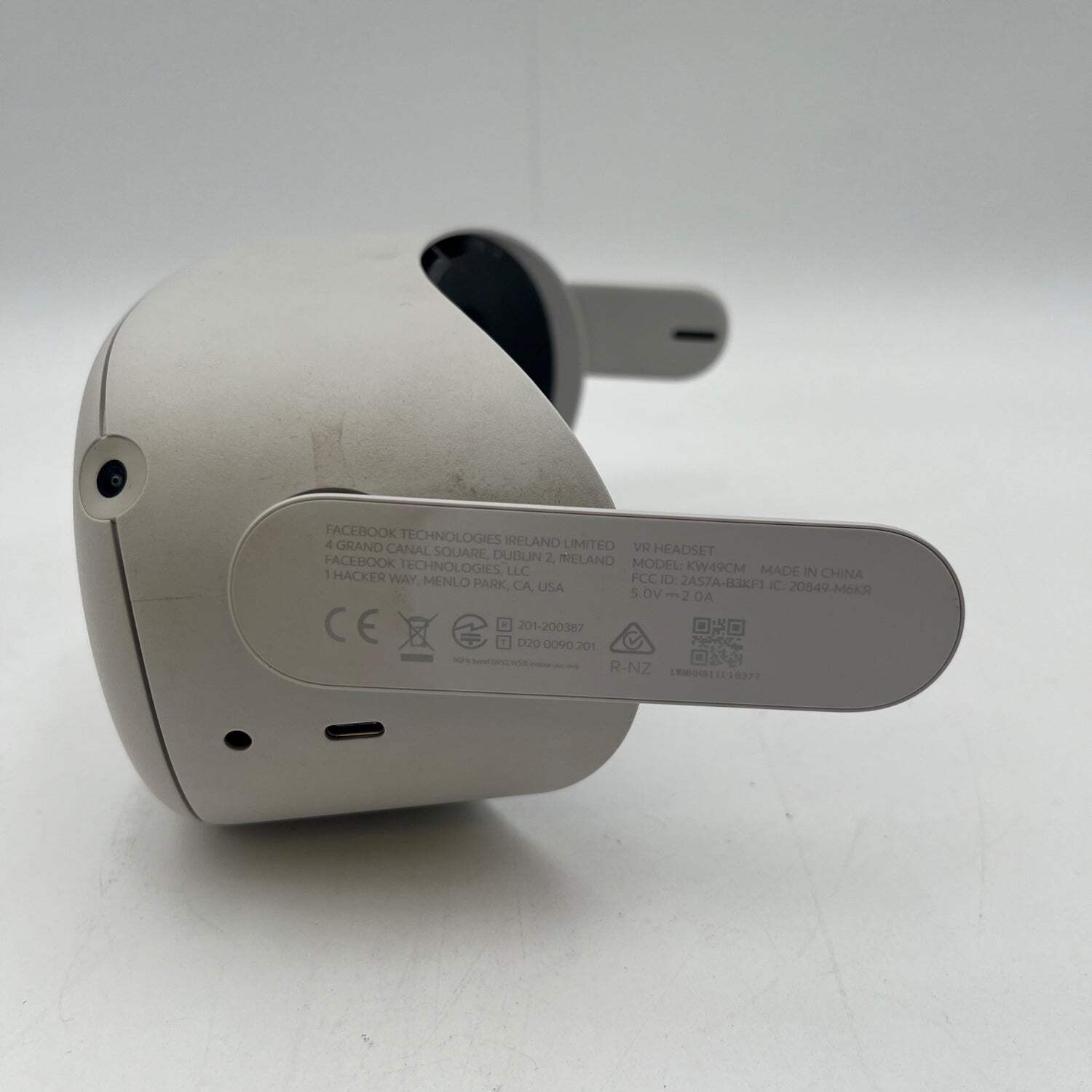 Oculus Quest 2 64GB Standalone All-in-One VR Headset KW49CM