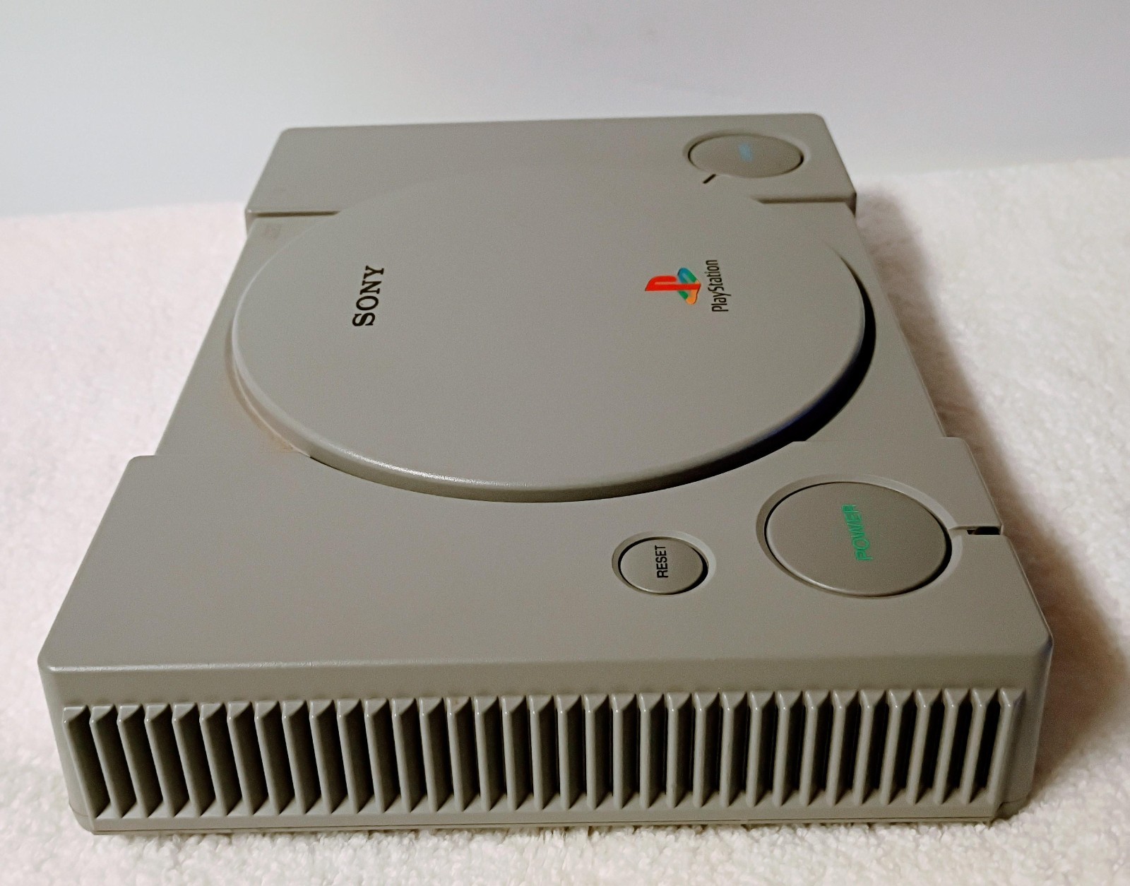 Playstation 1 with 1 controller, AV Cable, power cable and Syphon Filter 2 game