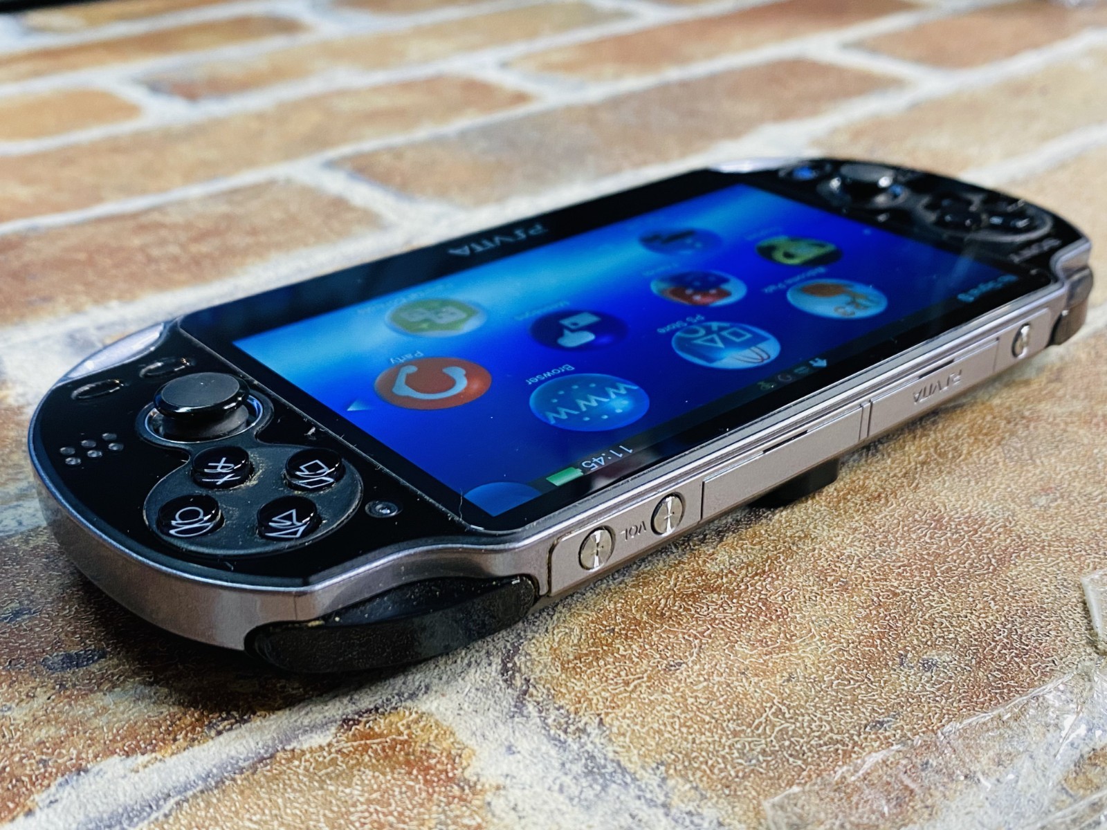 PS Vita PCH-1100 Crystal Black SONY Playstation 8GB Charger Mobile Case Ex DDP