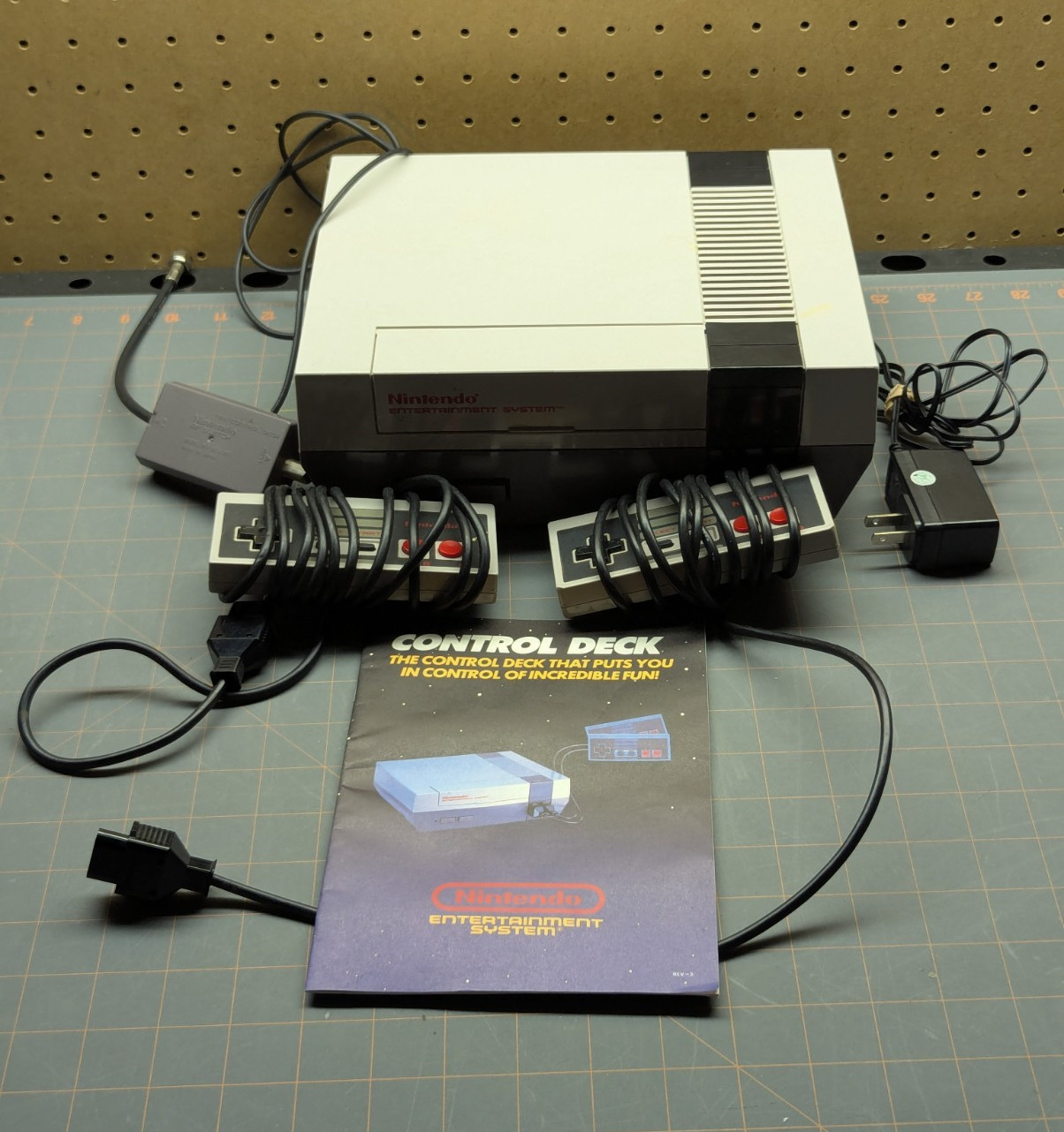 Nintendo NES Entertainment System Gray Home Console NTSC-U/C w/ 2 Controllers