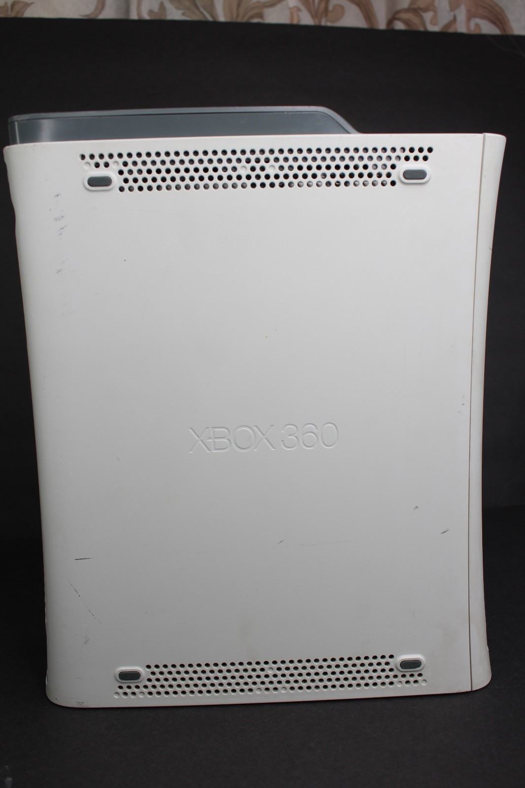 Microsoft Xbox 360 White Console NOT WORKING FOR PARTS ONLY Plays Games No Cords