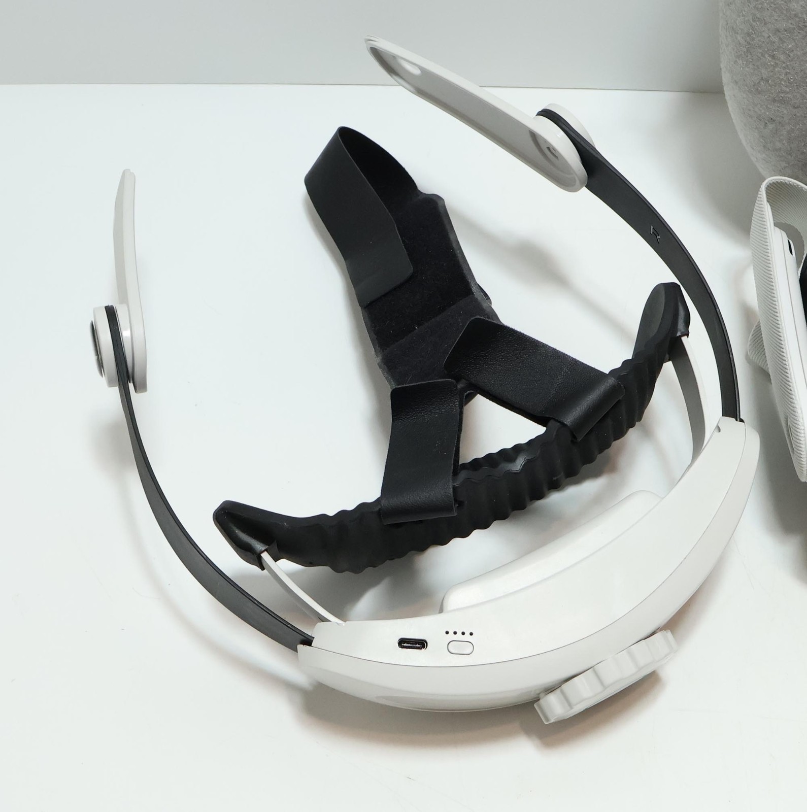 Meta Quest 3s Mixed Reality VR Headset 128GB Model P97 – White/Gray