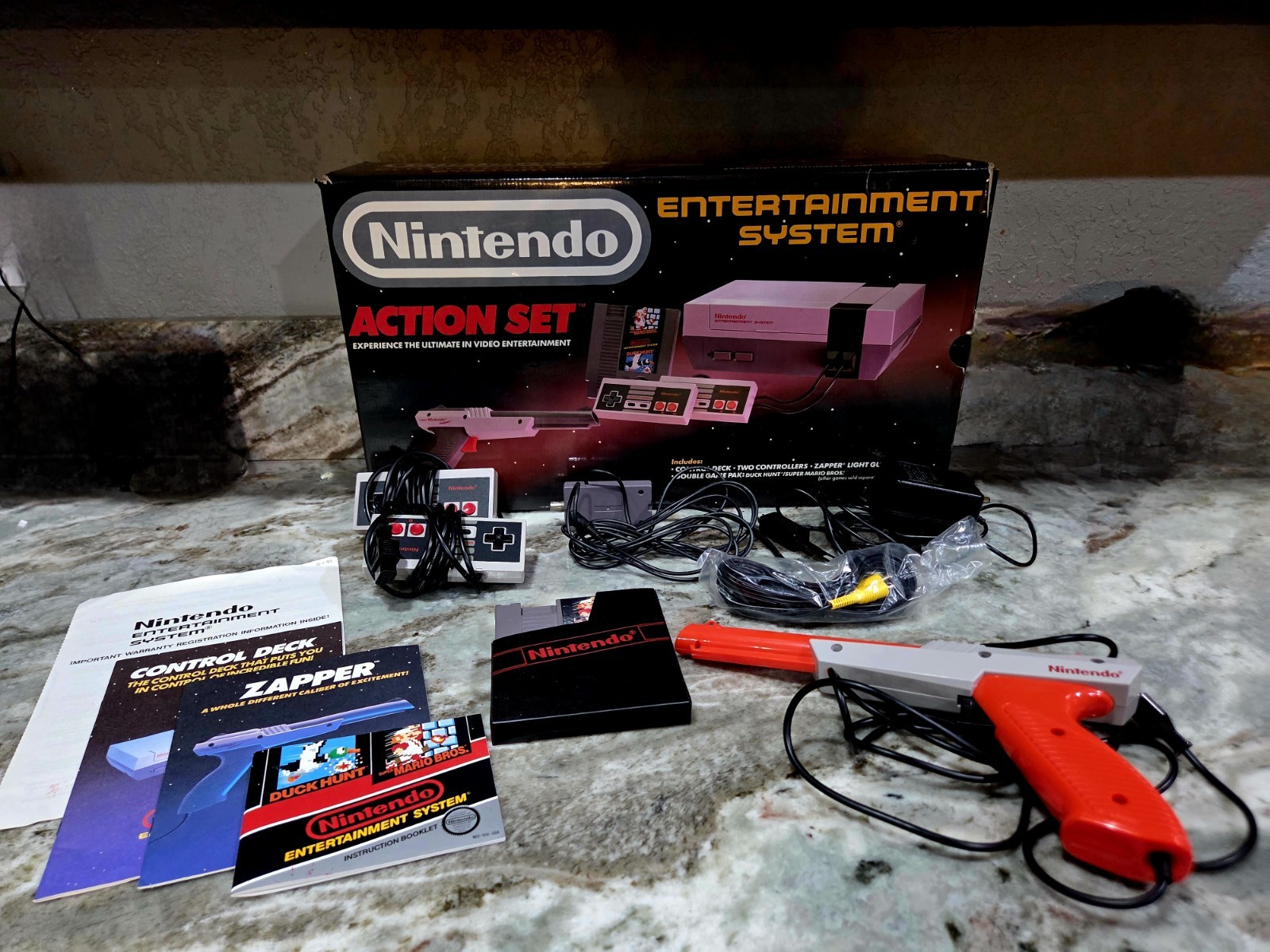 Nintendo NES Action Set Console Zapper Light Gun Duck Hunt Mario Controllers