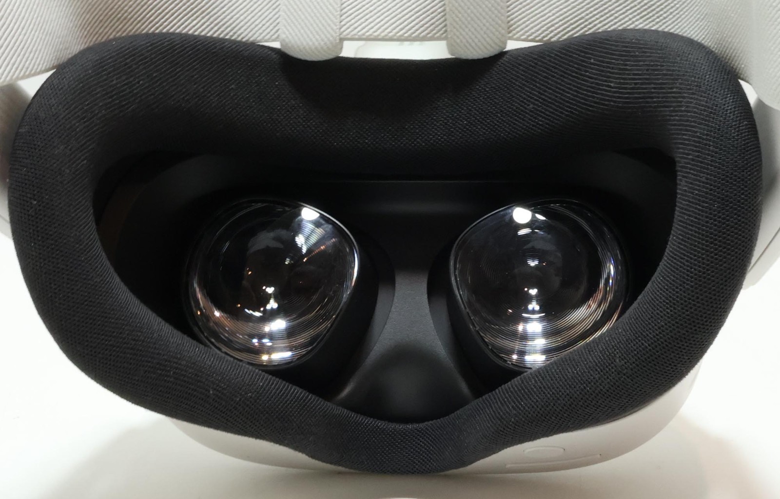 Meta Quest 3s Mixed Reality VR Headset 128GB Model P97 – White/Gray