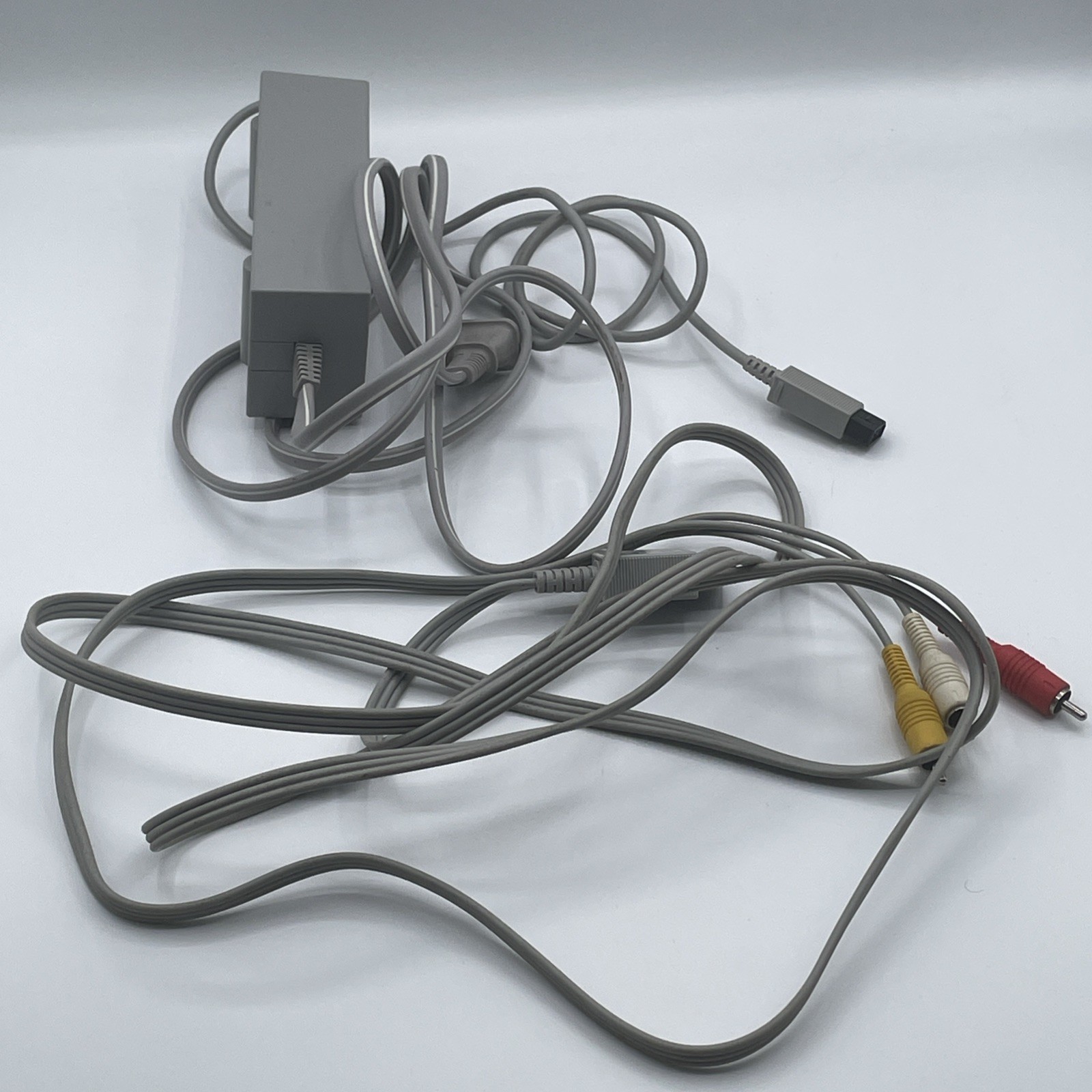 nintendo wii console 1 Controller 2 Nunchucks Charging Stations Wii Gun Read Des