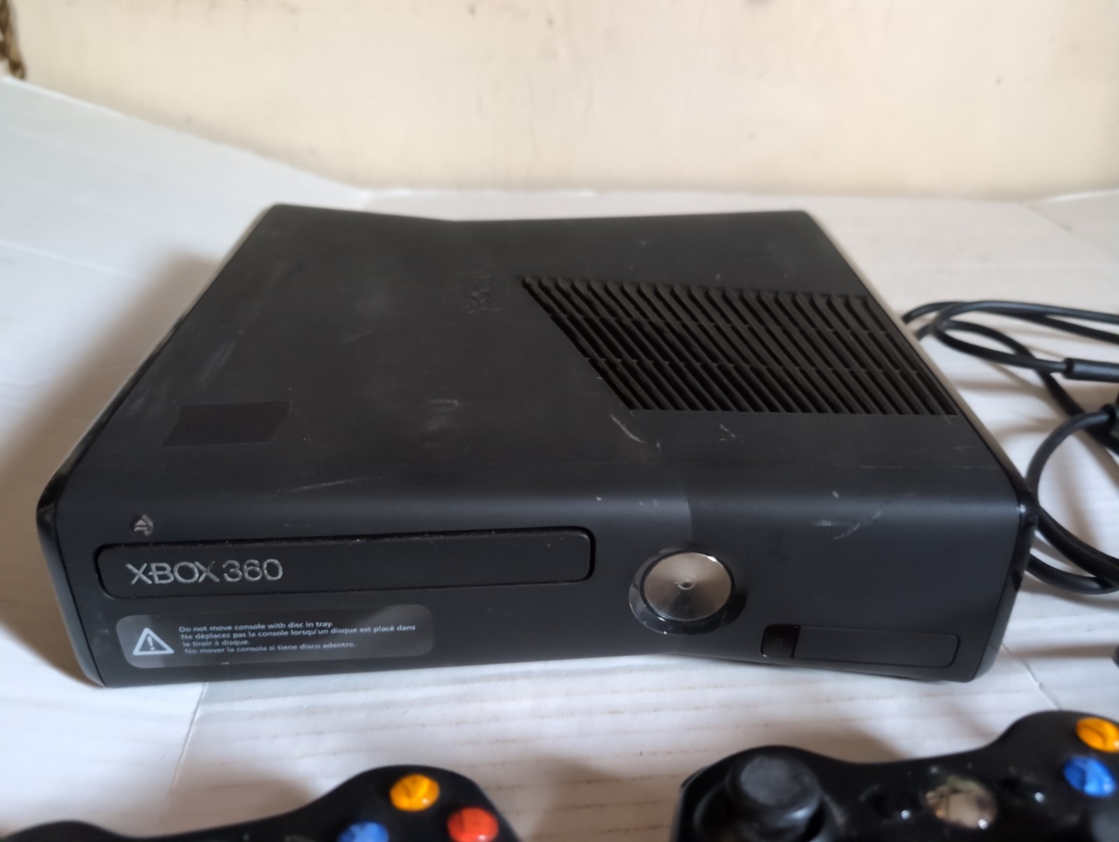Microsoft Xbox 360 S 250GB Black Wi-Fi Console 2 Controllers 2 AV Cables