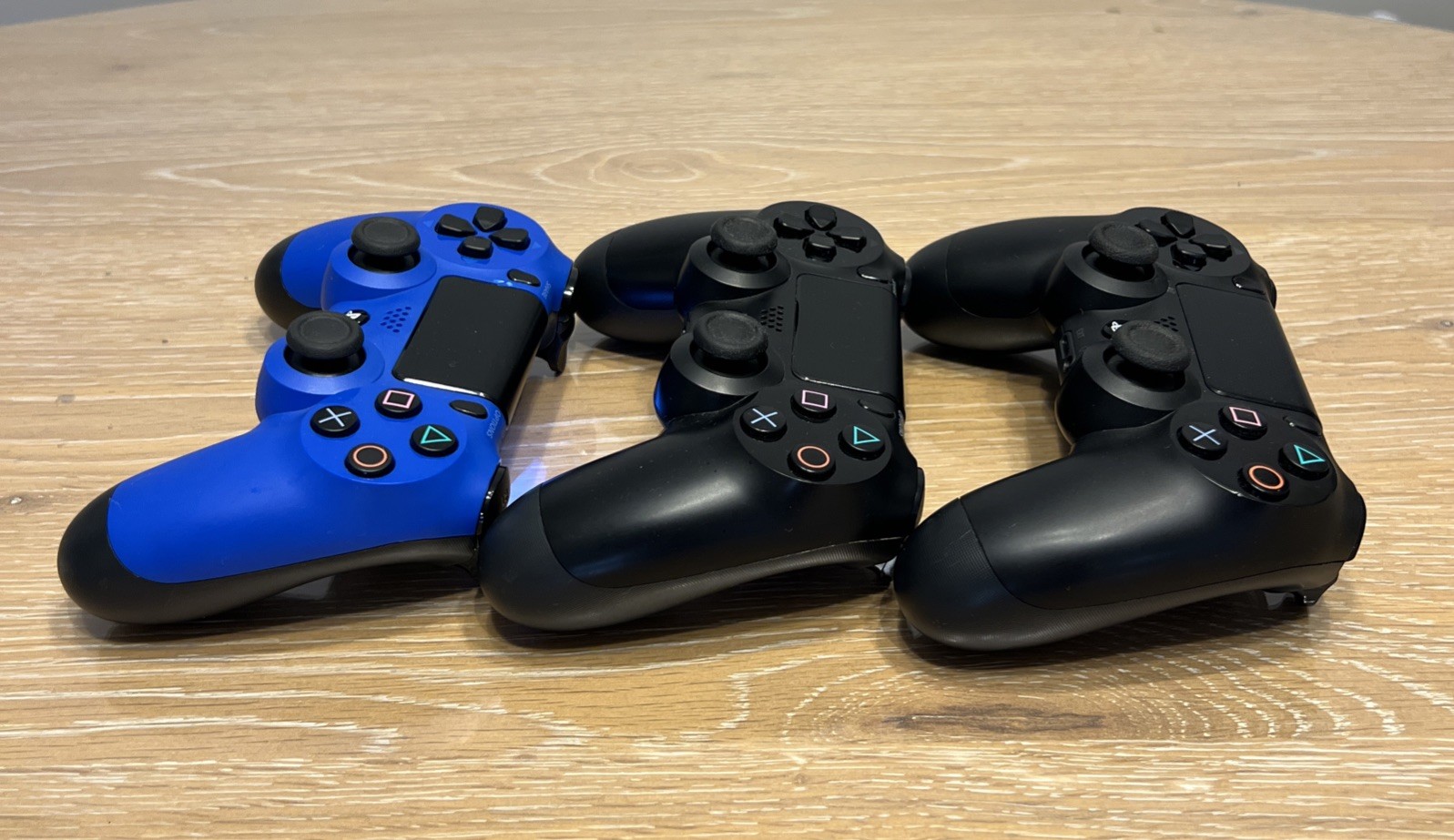 PlayStation PS4 DARTH VADER STAR WARS + 3 Controllers + Cables (No HDMI Output)