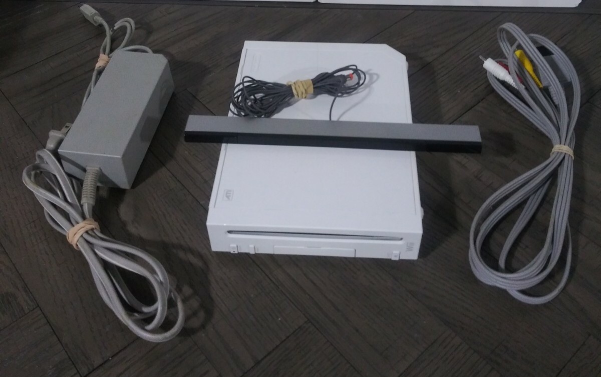 White Nintendo Wii RVL-001 (USA) Console w/ Power Adapter, AV Wire, & Sensor Bar