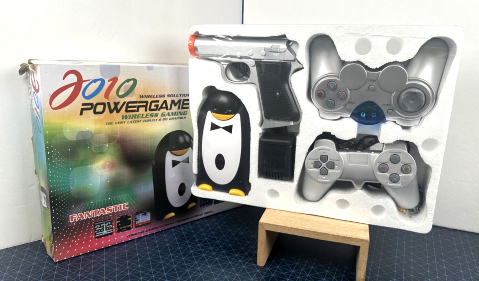 Penguin Powergames Famiclone Console – with Two Controls & Zapper, BRAND NEW!