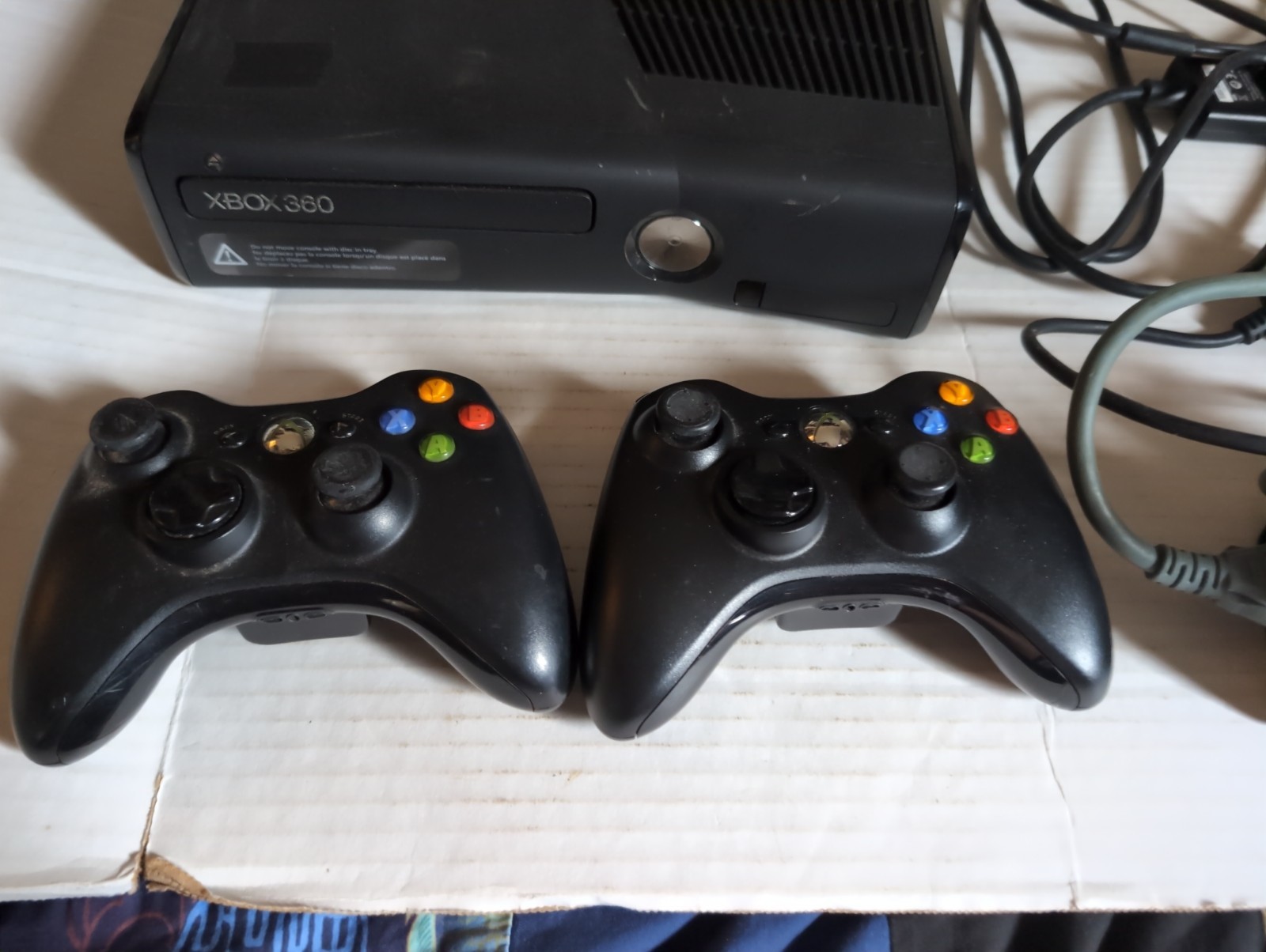 Microsoft Xbox 360 S 250GB Black Wi-Fi Console 2 Controllers 2 AV Cables