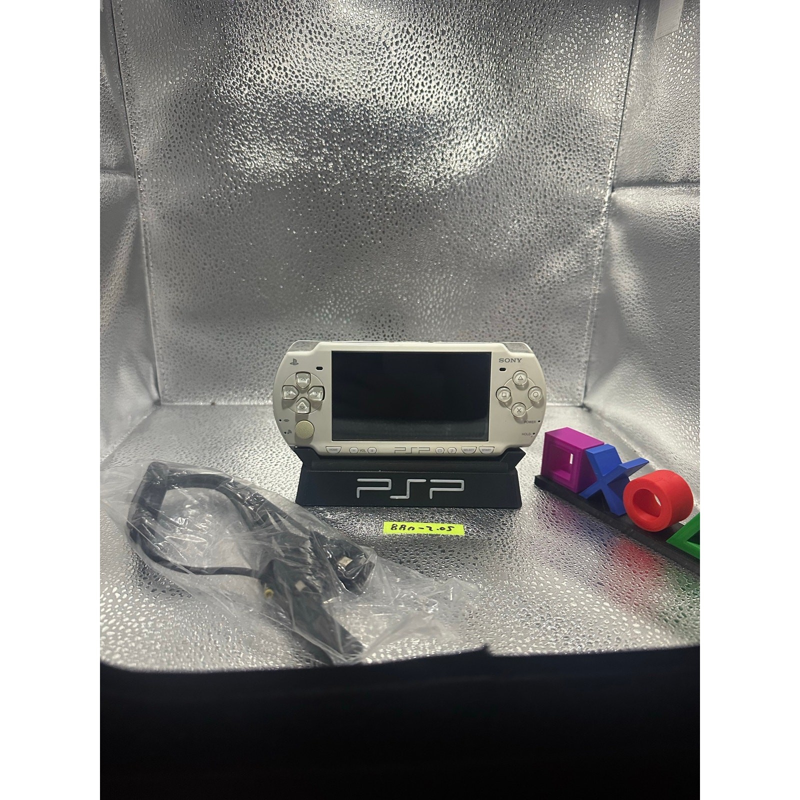 White psp 2000 w/usb charger & new battery