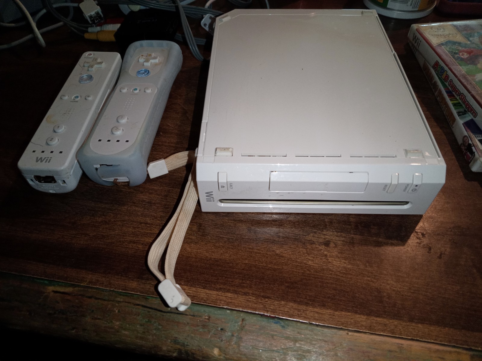 Nintendo Wii White Console Bundle Motion Control 2 Remotes 2 Nunchuks Games