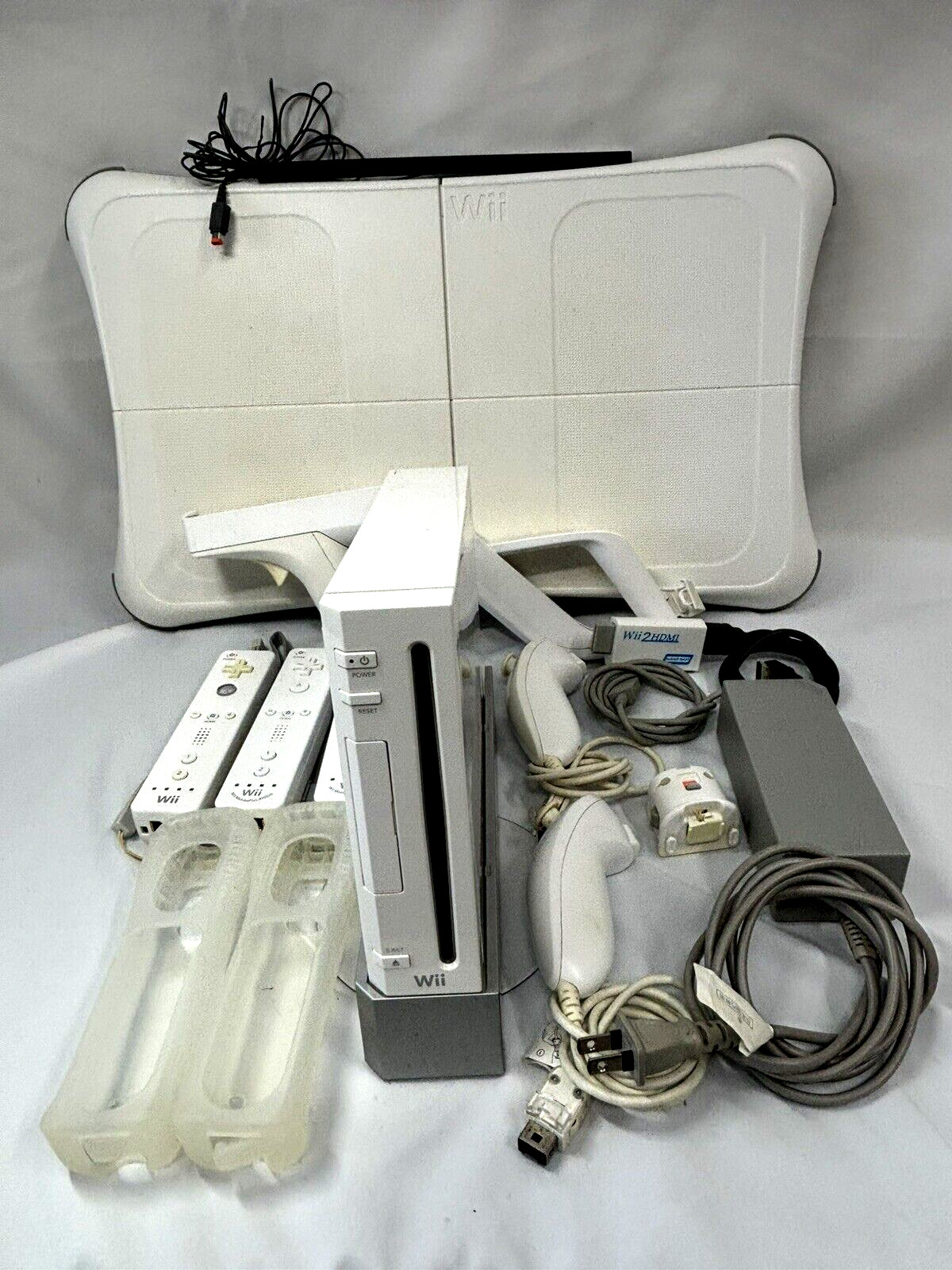 Nintendo Wii game console + balance board 3 remotes, 2 nunchuks 13 software