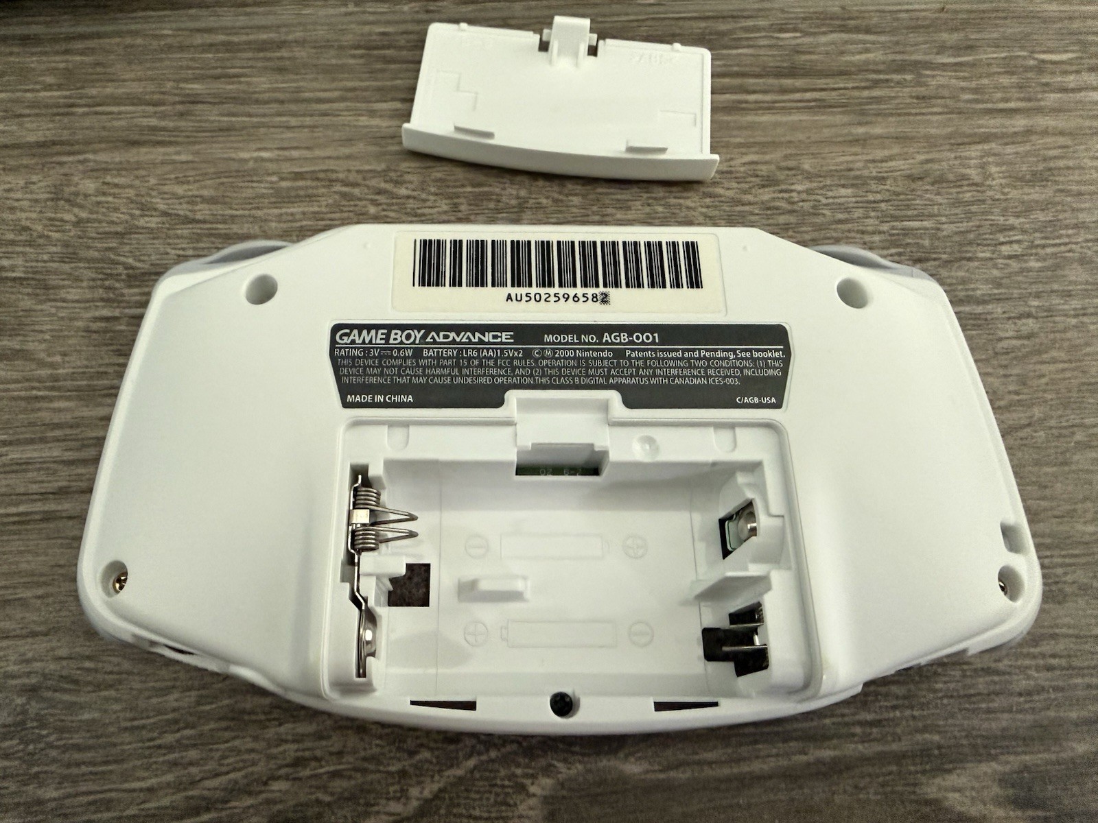 Near Mint Game boy Advance Arctic White + Case + unopened acrylic display stand
