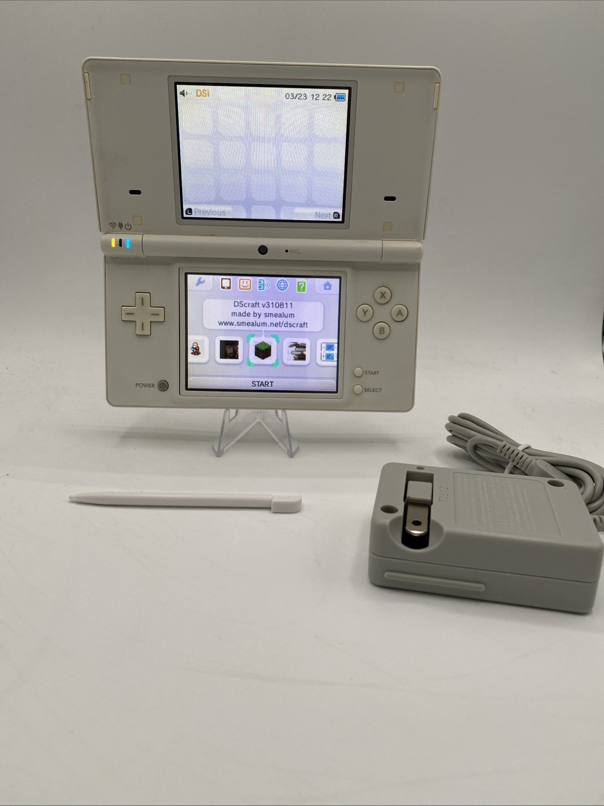 Nintendo DSi White – Includes Preloaded Library (Large Collection)
