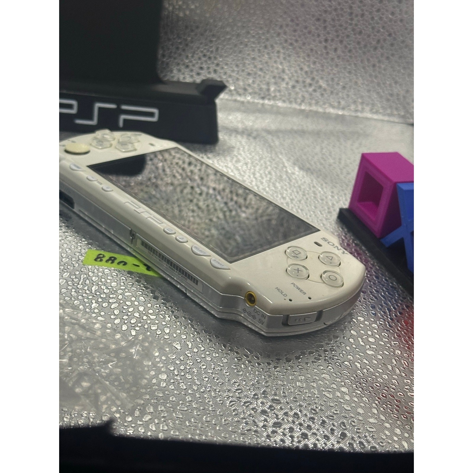 White psp 2000 w/usb charger & new battery