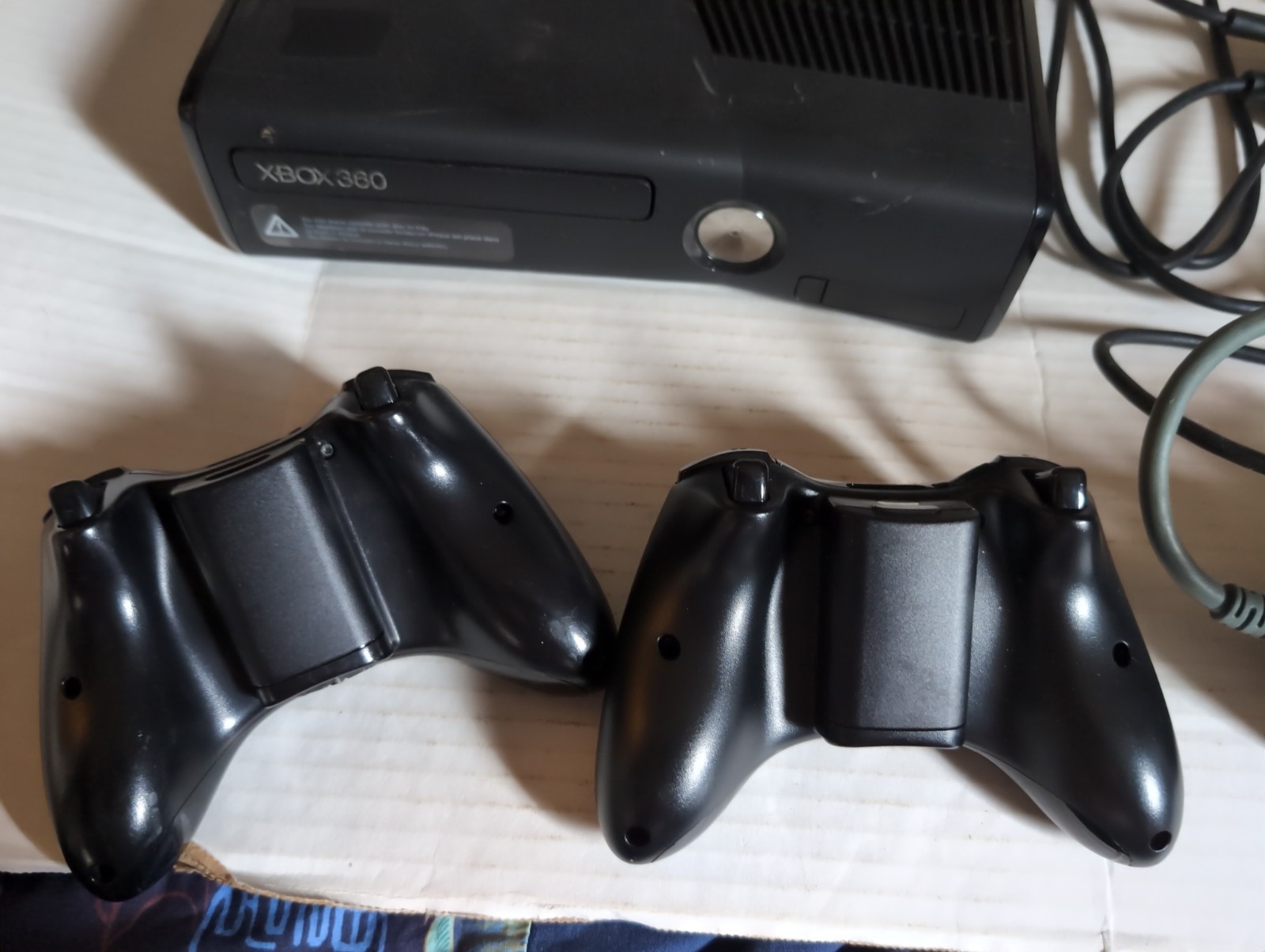 Microsoft Xbox 360 S 250GB Black Wi-Fi Console 2 Controllers 2 AV Cables