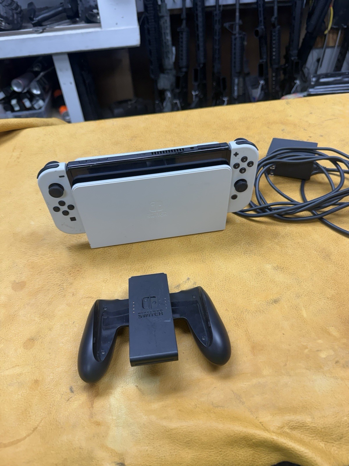 Nintendo Switch OLED Model HEG-001 Handheld Console 64GB White Complete Set