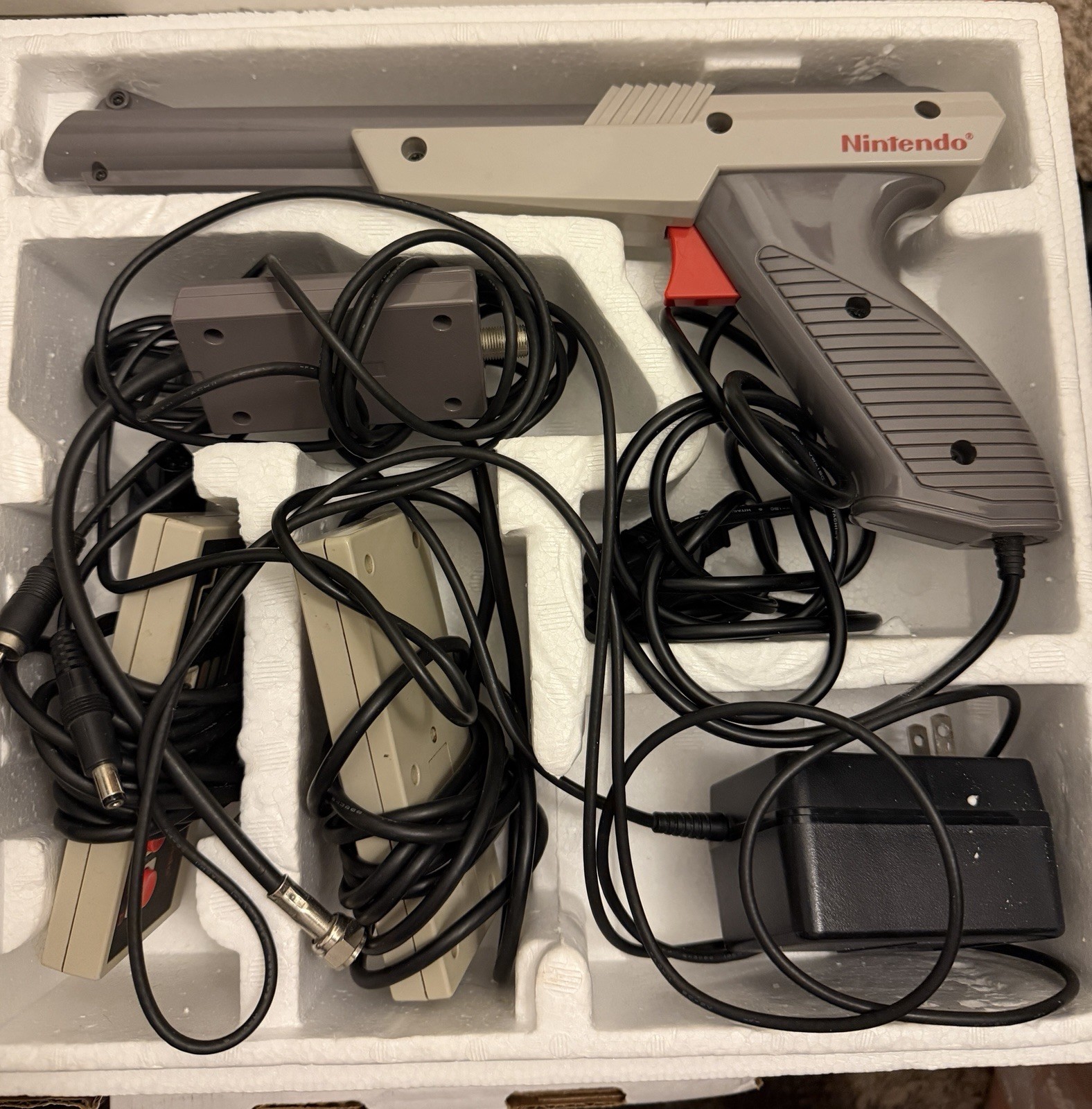 Nintendo Entertainment System NES Action Set Console Boxed Zapper 2 Controllers