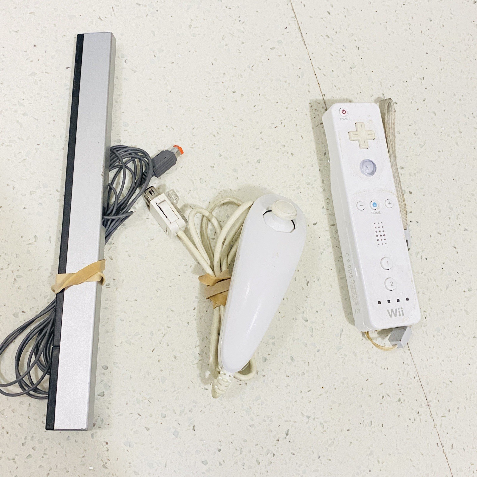 Nintendo Wii RVL-001 (USA) Console and All Cords w/ Sensor Nunchuck & controller