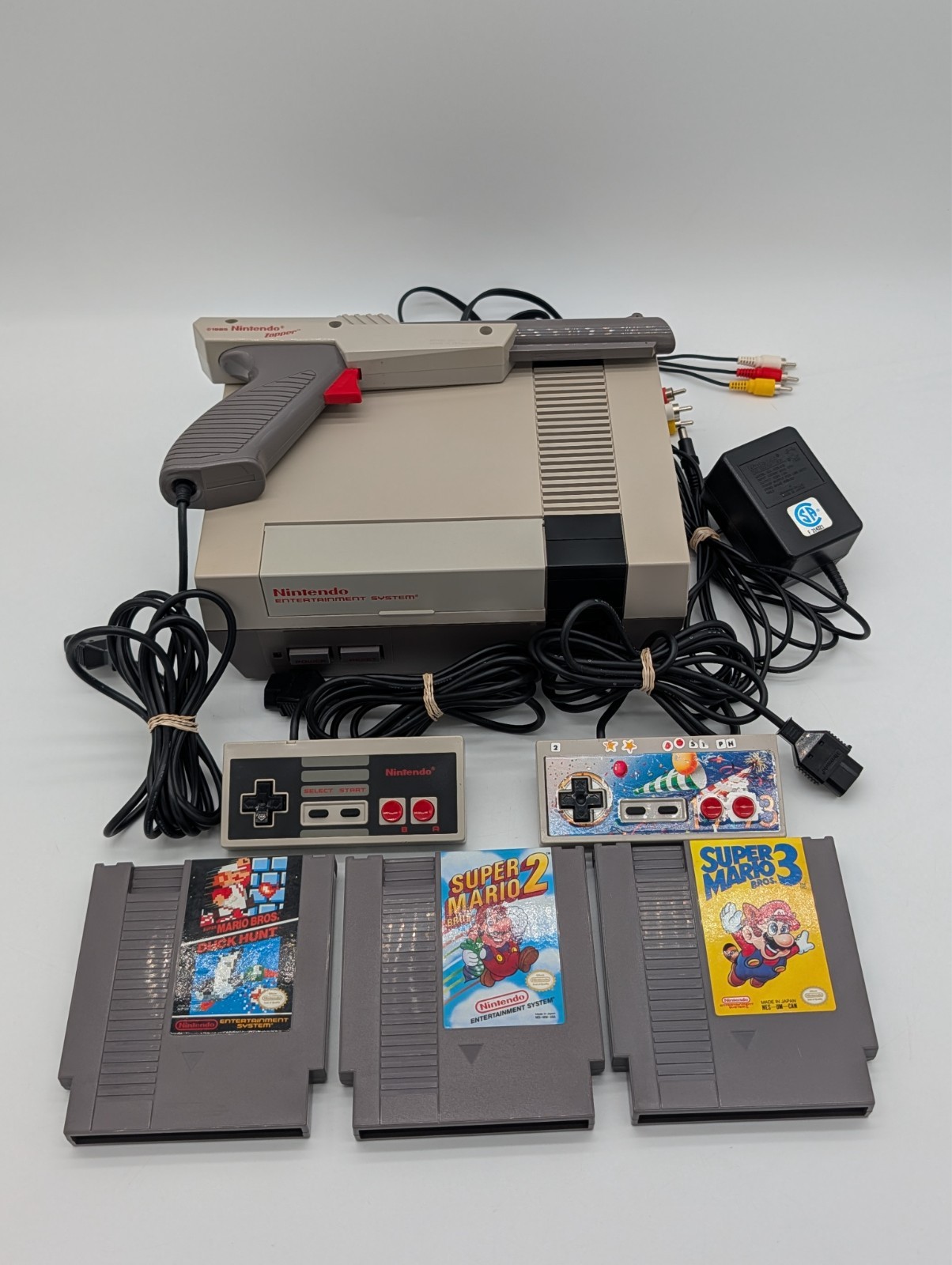 Nintendo NES Console Bundle NES-001 Tested W/ Zapper + Mario 1 2 3 / Duck Hunt
