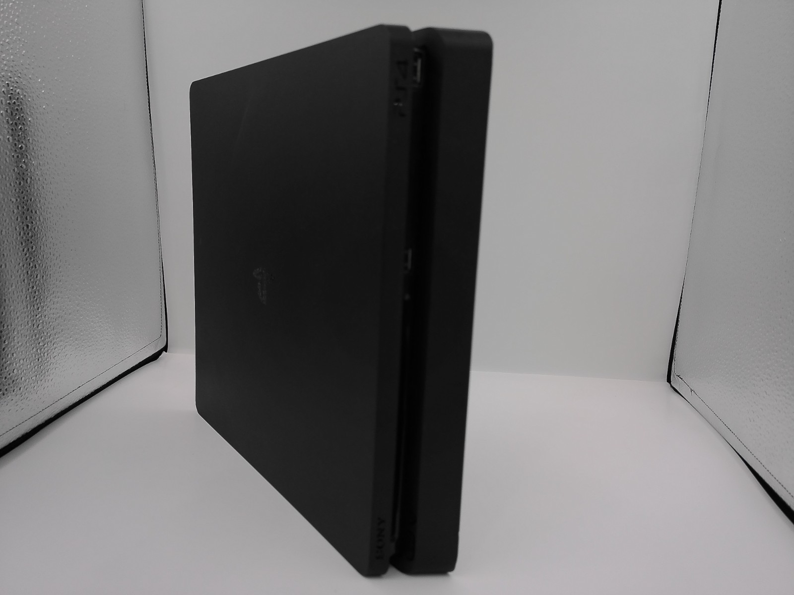 Sony PlayStation 4 Slim 500GB Black 1 controller nacon pro 16 games ;wall mount