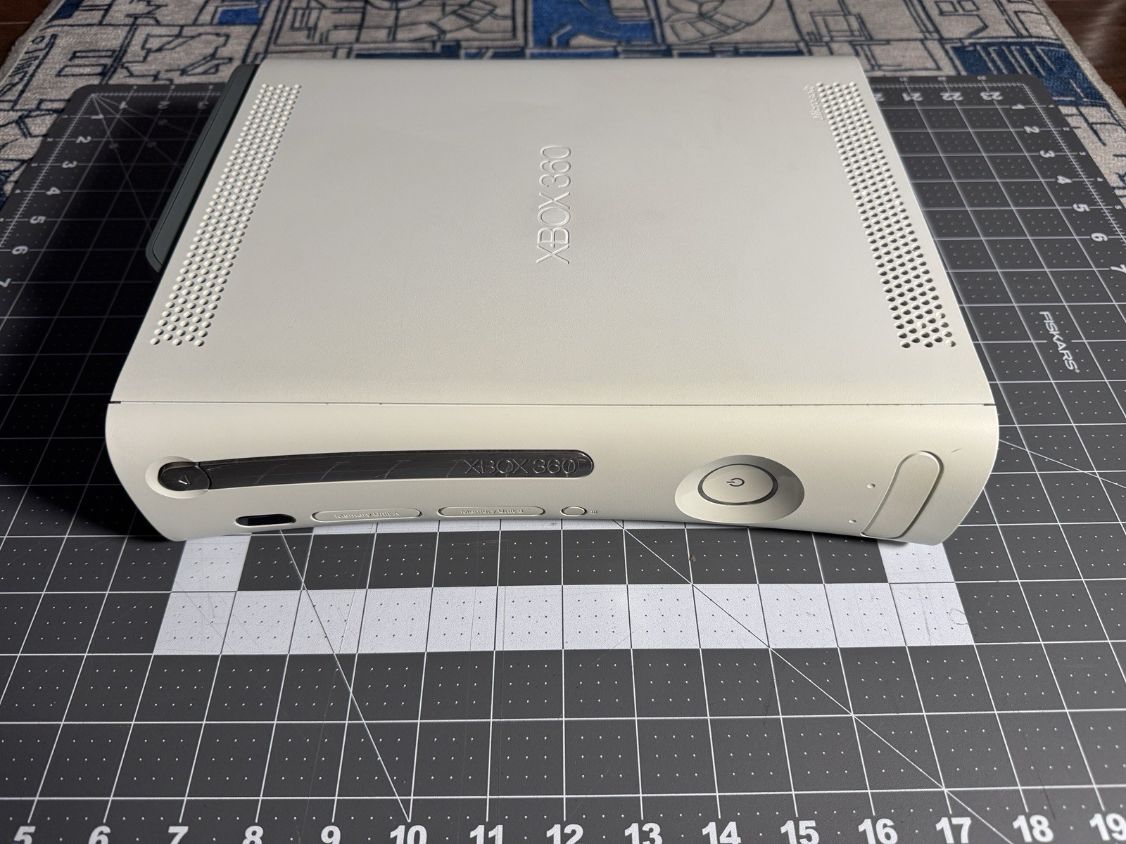 Microsoft Xbox 360 Pro Bundle 60GB White Console w/ 2 Controllers and 23 games