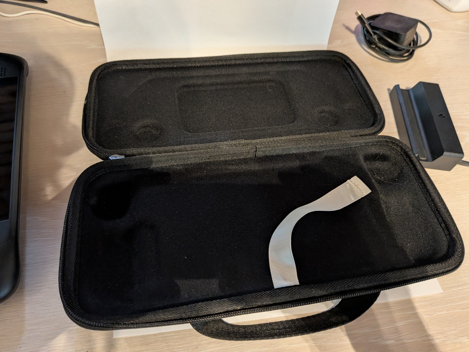 Steam deck 64gb LCD. With OEM Charger, Case And Steam Dock! Great condition!