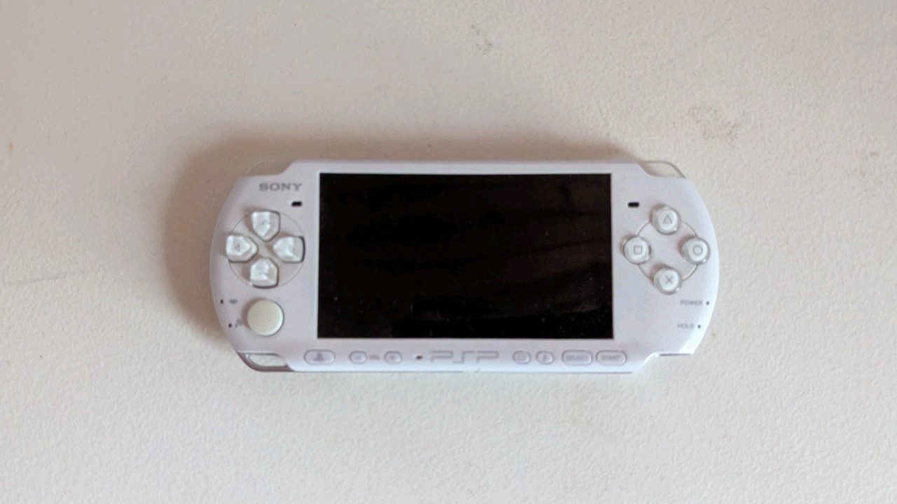 PSP 3000 Pearl White Comes with 32gb Memory Card