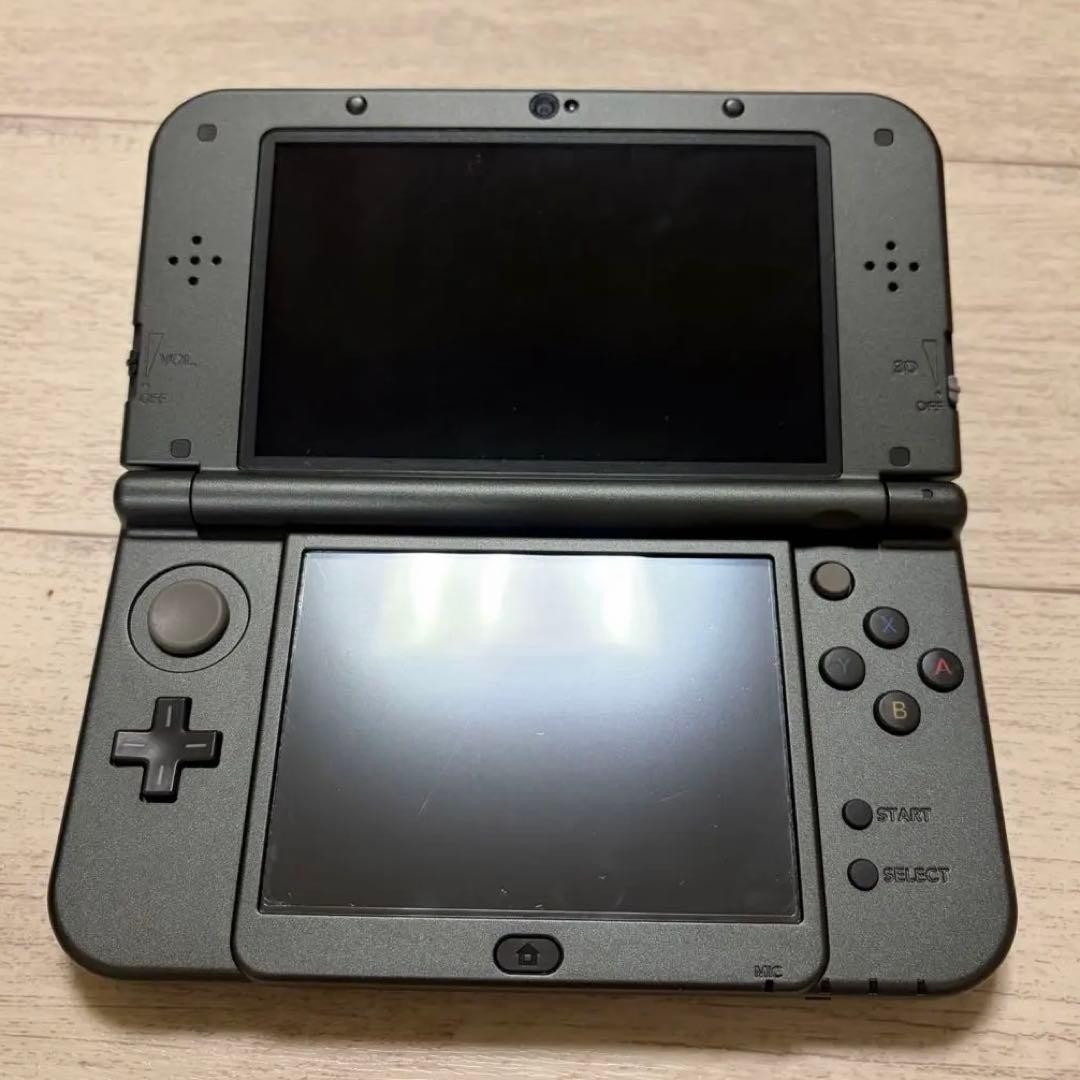 New Nintendo 3DS LL Metallic Black includes charging cable
