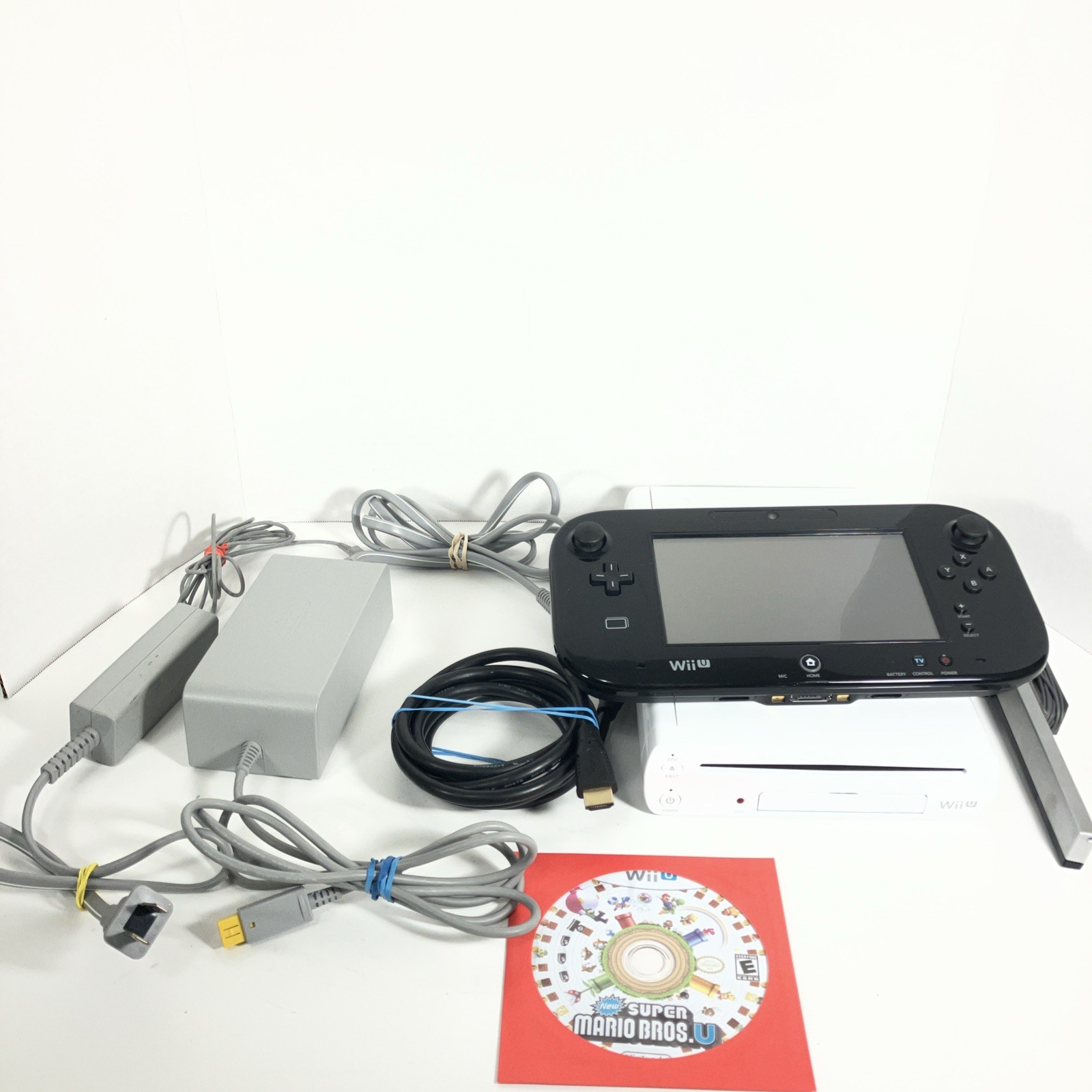 Nintendo Wii U 8GB WUP-001 Console Gamepad Power Cables Sensor Bar Game