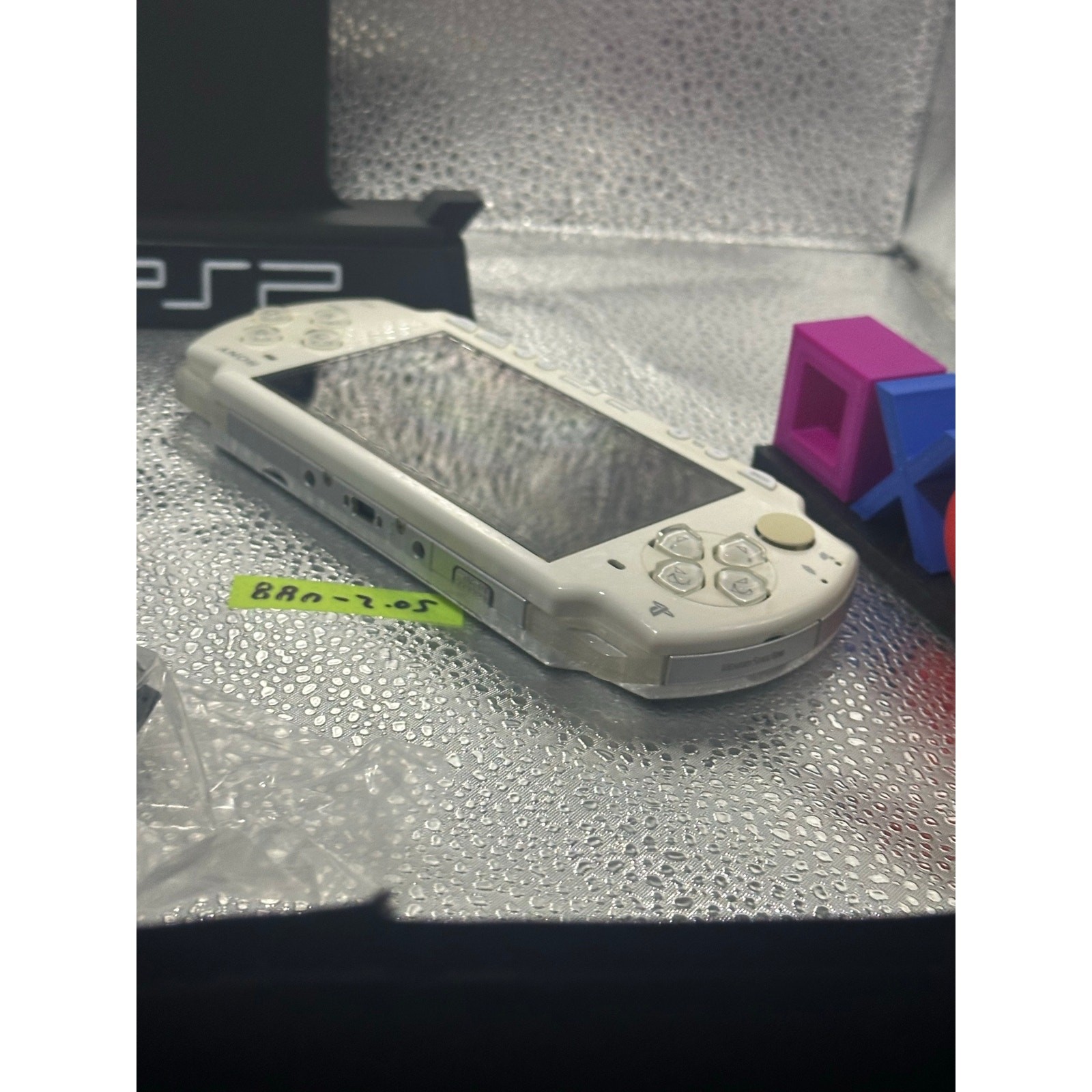 White psp 2000 w/usb charger & new battery