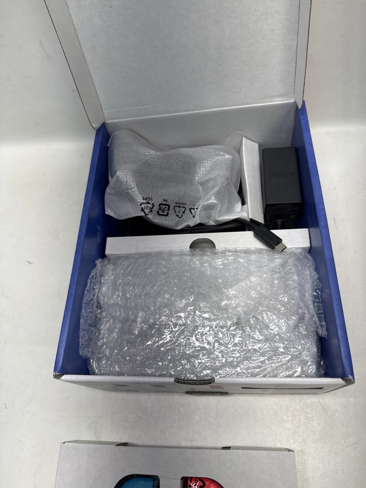 NINTENDO SWITCH HEG-001 OLED IN ORIGINAL BOX