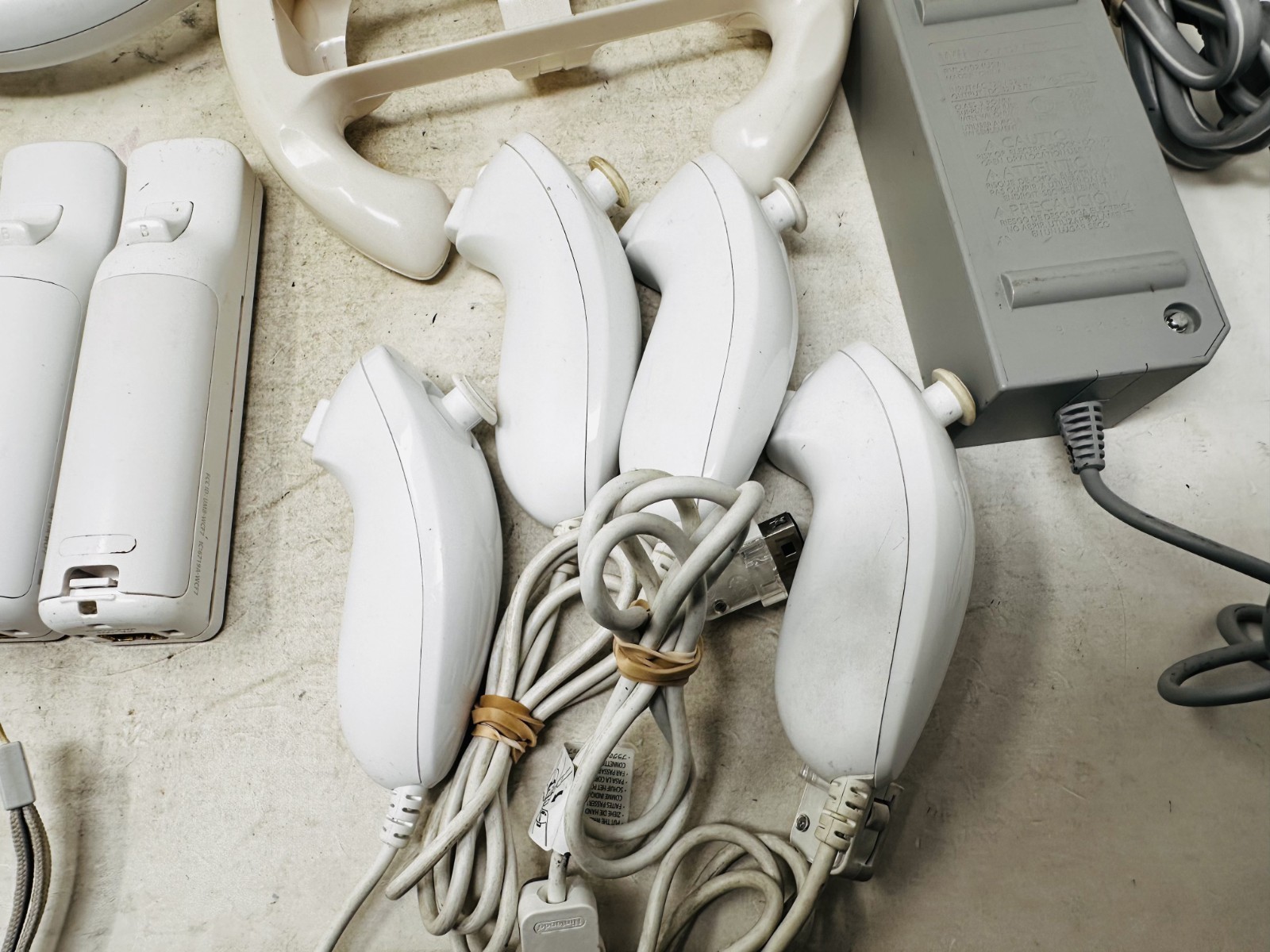 Nintendo Wii Console Lot – 4 Controllers 4 Nunchucks w/ Mario Super Galaxy WORKS