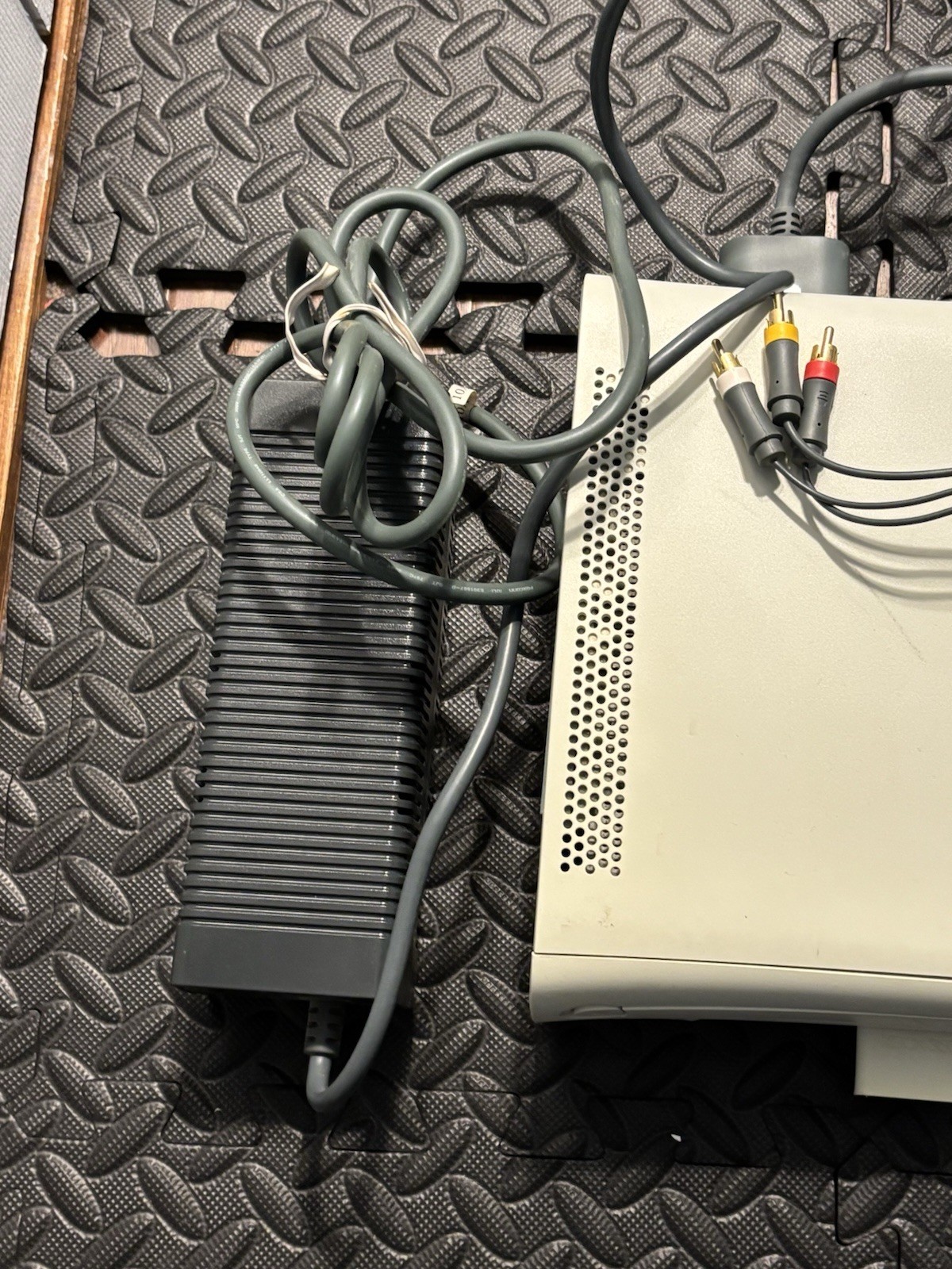 Microsoft Xbox 360 White Console w/ Power / AV Cable /Memory Card