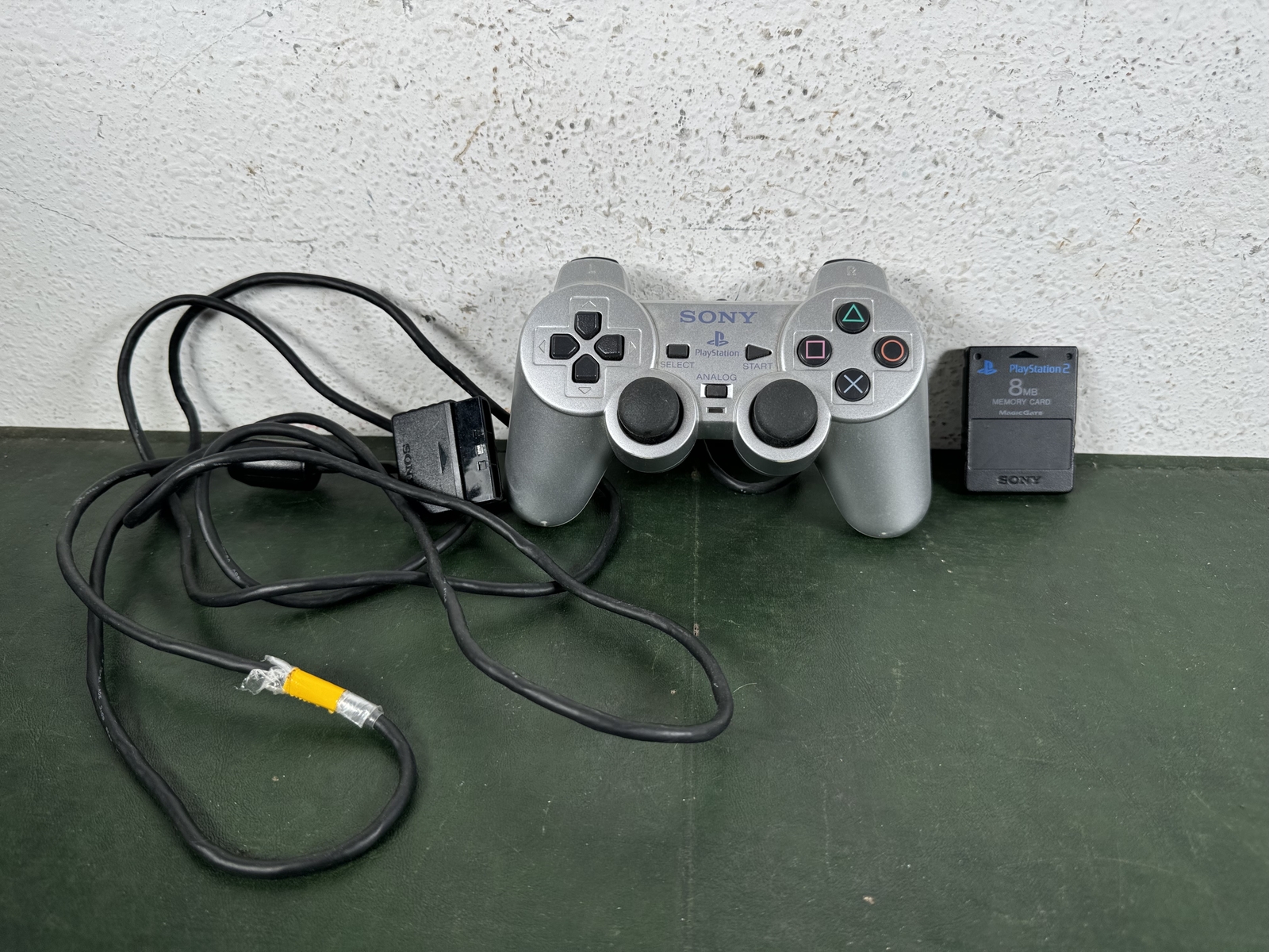 PlayStation 1 Controller & 8 MB Memory Card