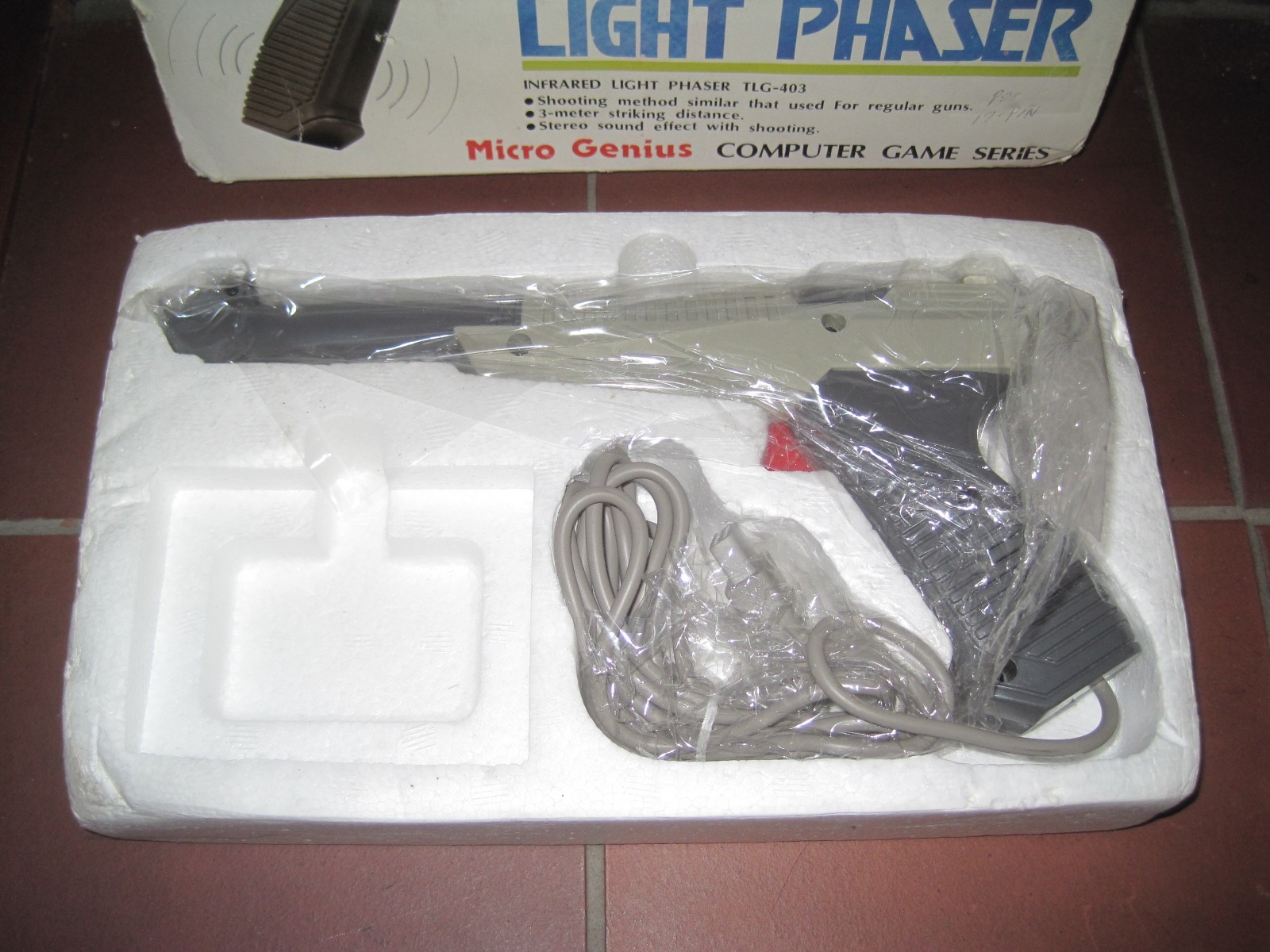 Vtg MICRO GENIUS FAMICLON 15 PIN INFRARED LIGHT PHASER GUN c/w Original BOX