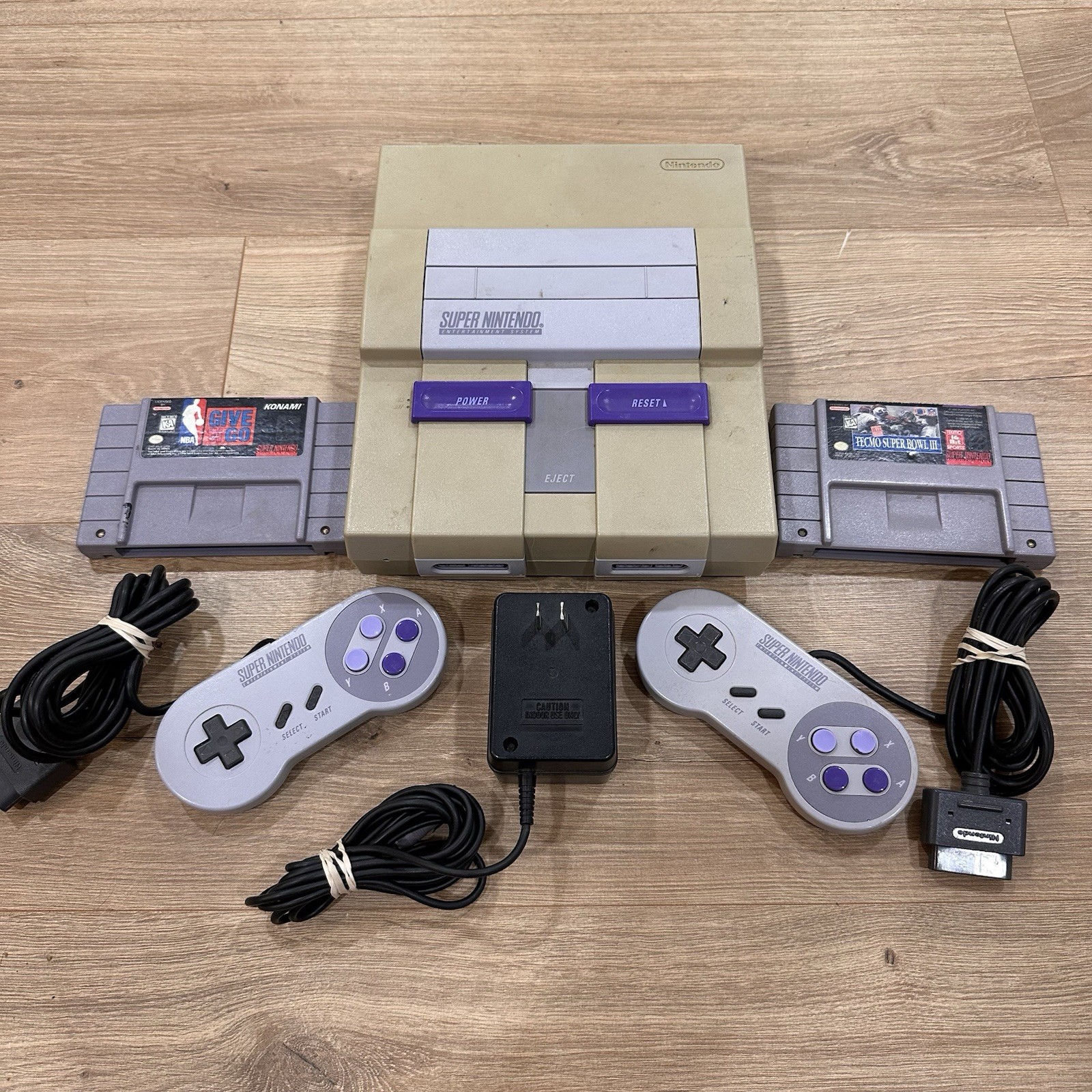 Super Nintendo SNES Console With 2 Controller And 2 Games SNS-001 TESTED