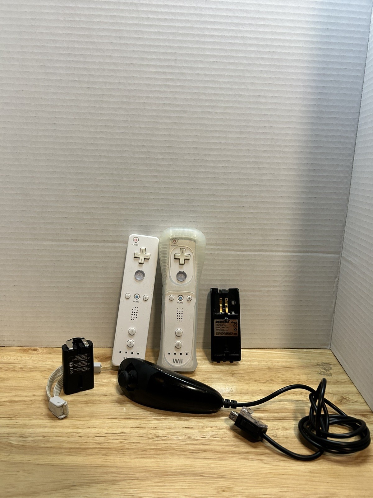 Nintendo Wii White Console TESTED,2 controllers 4 GAMES 2 RECHARGEABLE BATTERIES