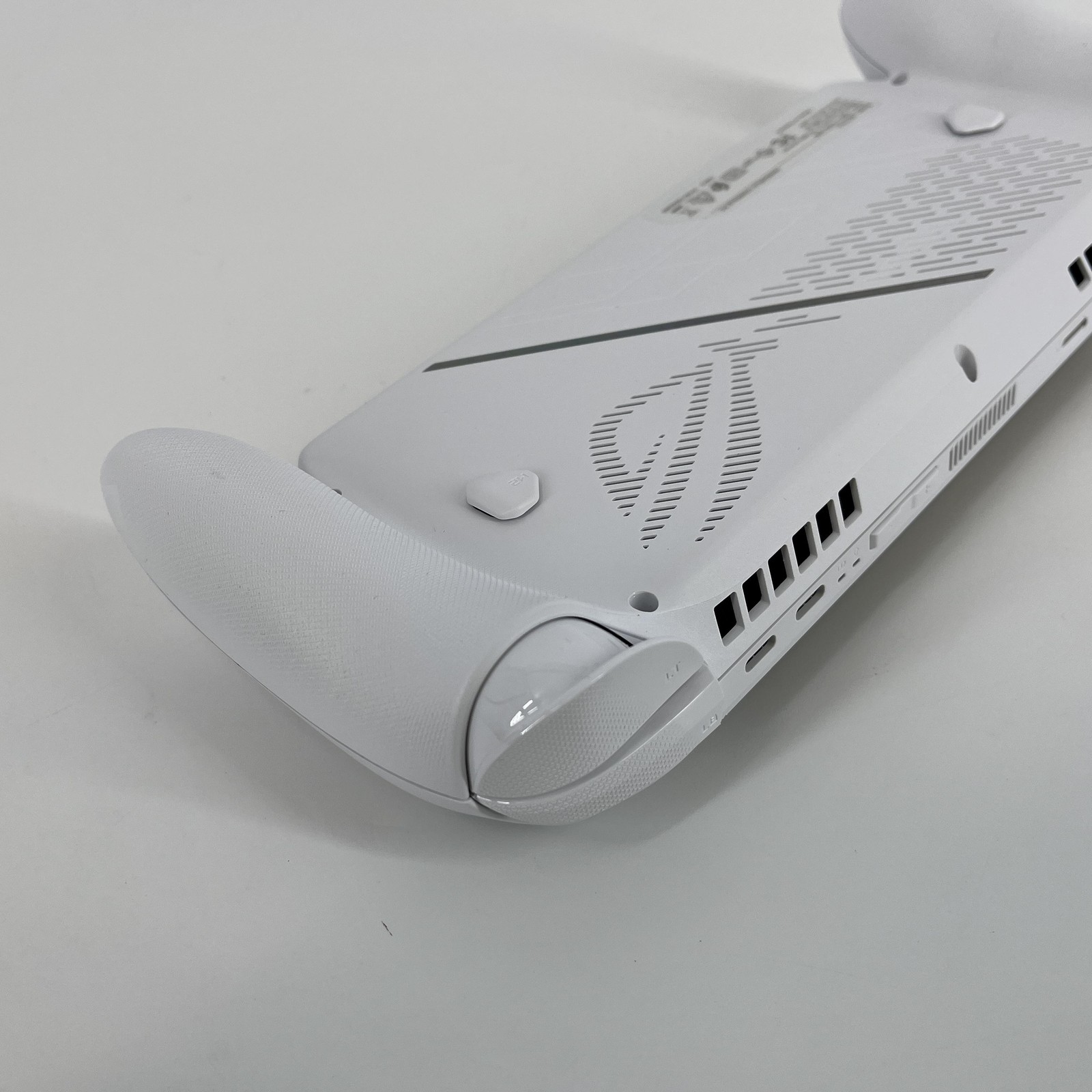 Asus ROG Xbox Ally Handheld Console White 512GB w/ Charger – Excellent