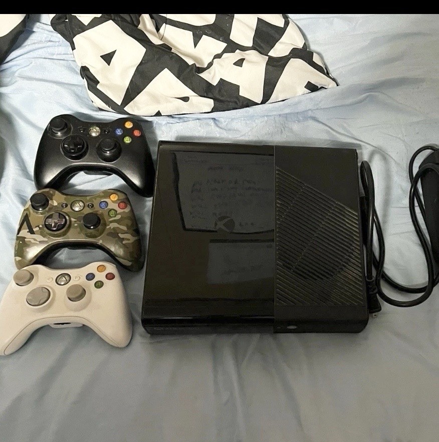 Microsoft Xbox 360 E 250GB Console Bundle 3 Controllers 10 Games COD, RDR