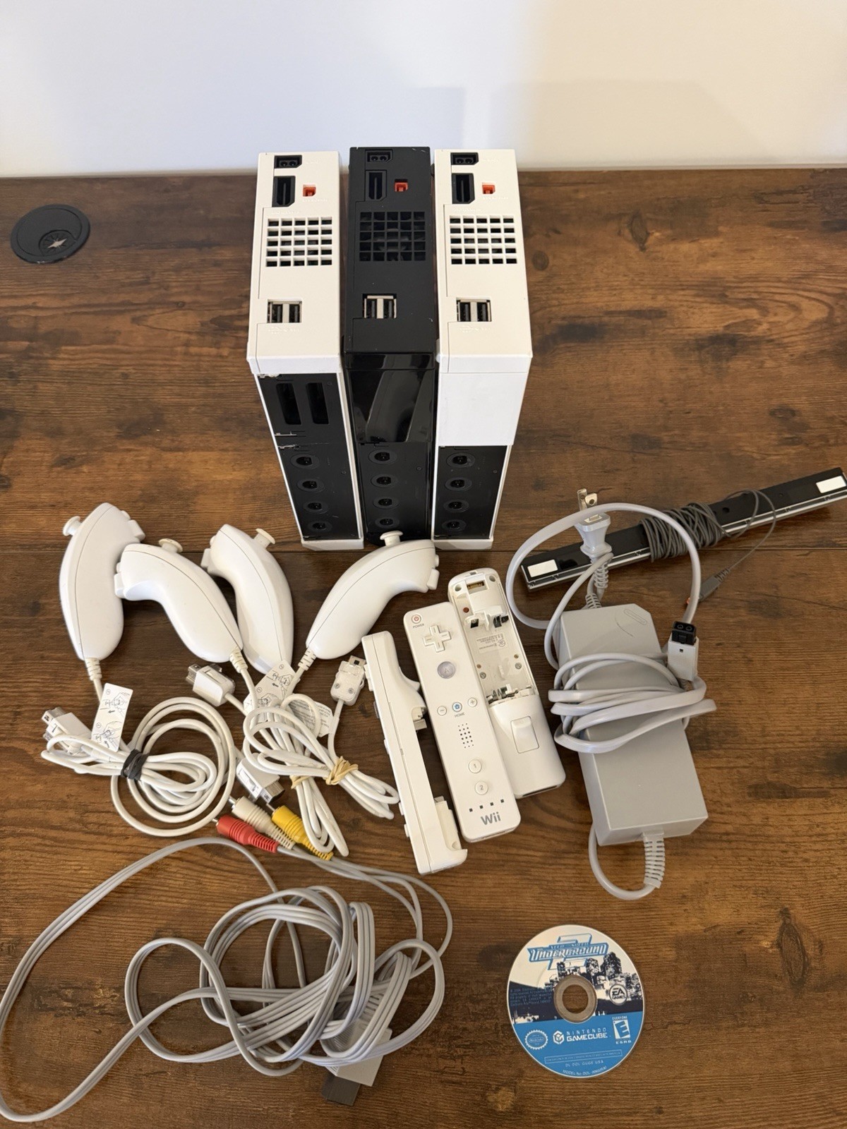 Nintendo Wii Console Lot Bundle 3 Systems 3 Remotes 4 Nunchuks +game