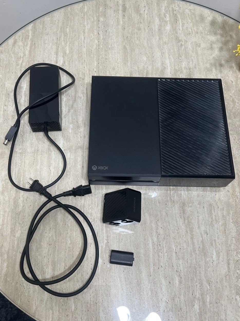 Microsoft Xbox One 1TB Black Console With Rechargeable Battery Pack