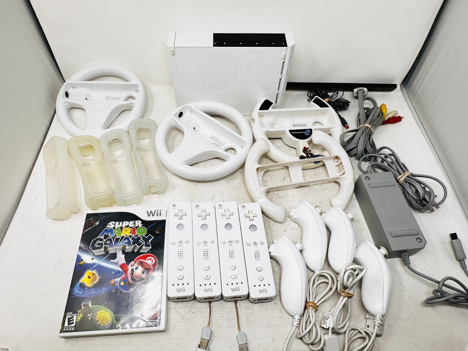 Nintendo Wii Console Lot – 4 Controllers 4 Nunchucks w/ Mario Super Galaxy WORKS