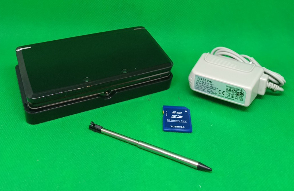 NINTENDO 3DS WITH STYLUS CHARGER BASE AND SD – TESTED AND WORKING