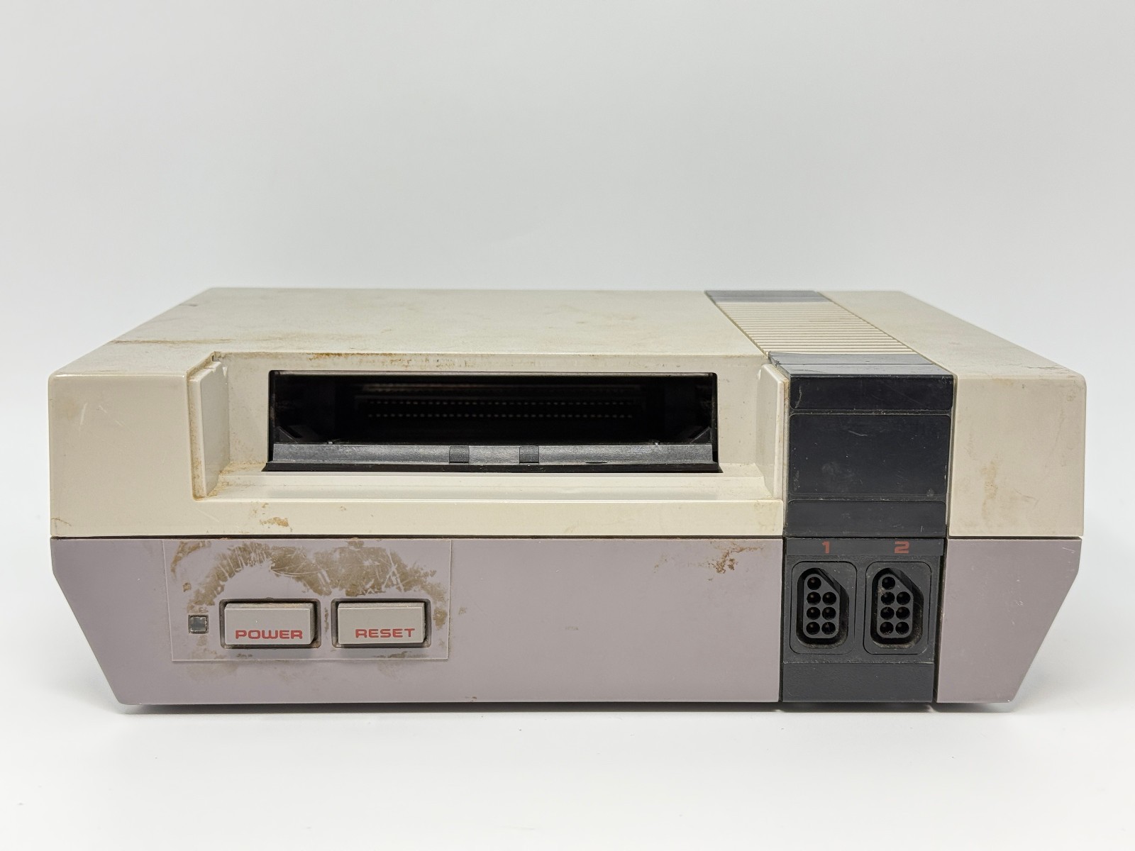 Nintendo NES Console [NES-001] *NO CABLES – POWERS ON – DOESN’T READ GAMES* [4f]