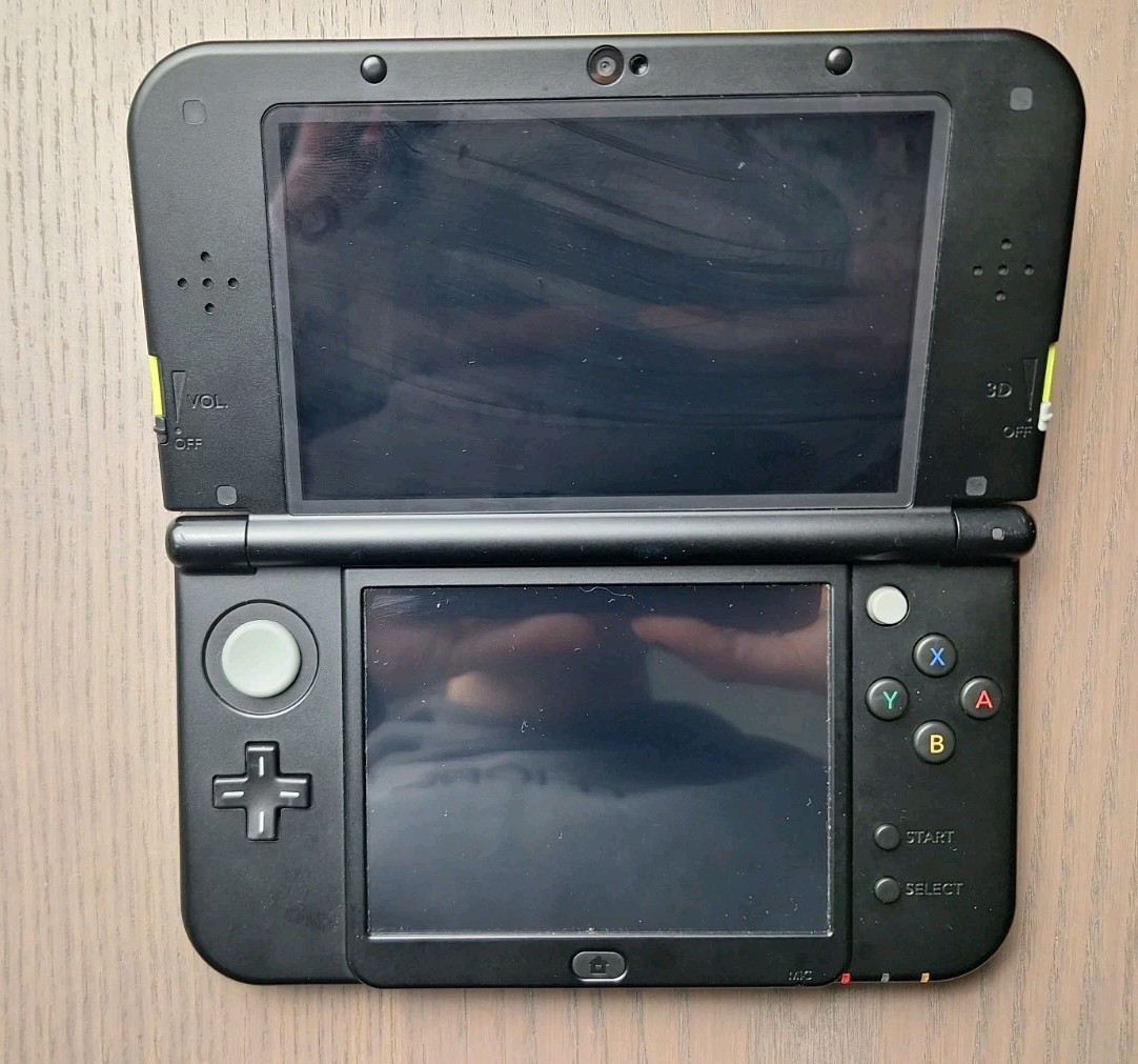 New Nintendo 3DS XL Lime Black | Charger + 32GB SD Card | Region Free