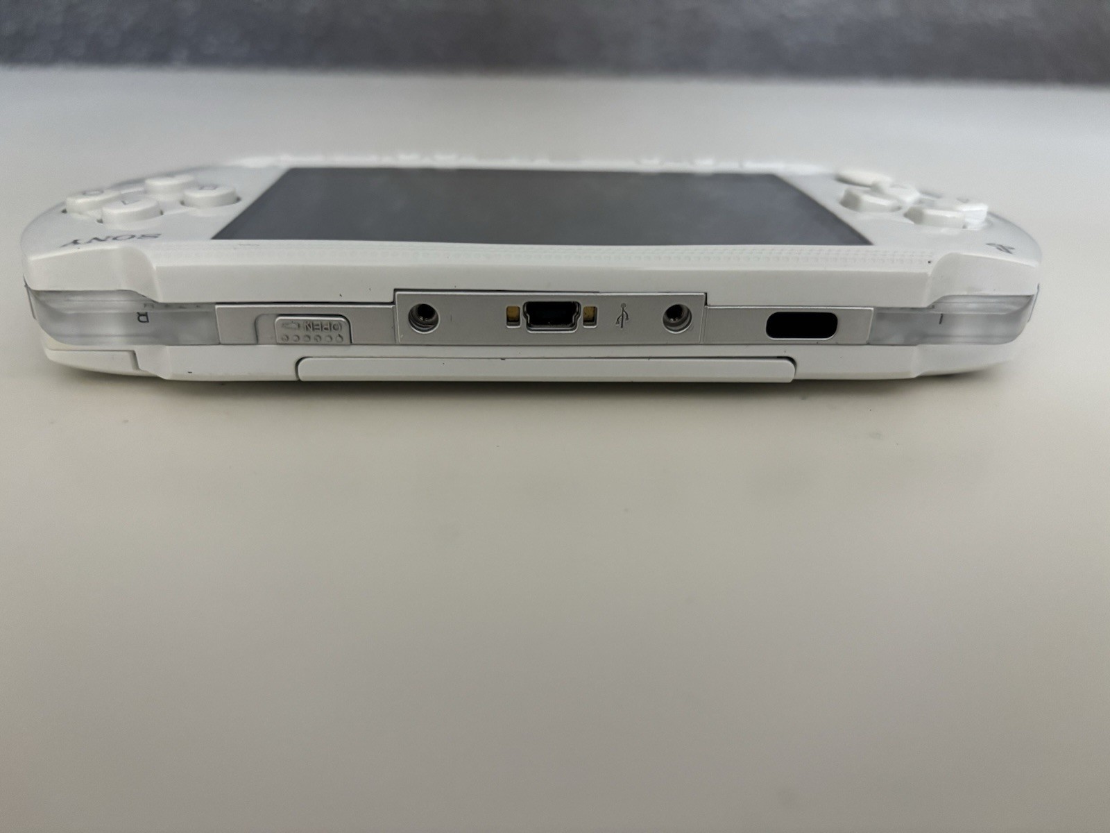 Sony PSP White with 28 downloaded games god of war, DBZ MC3