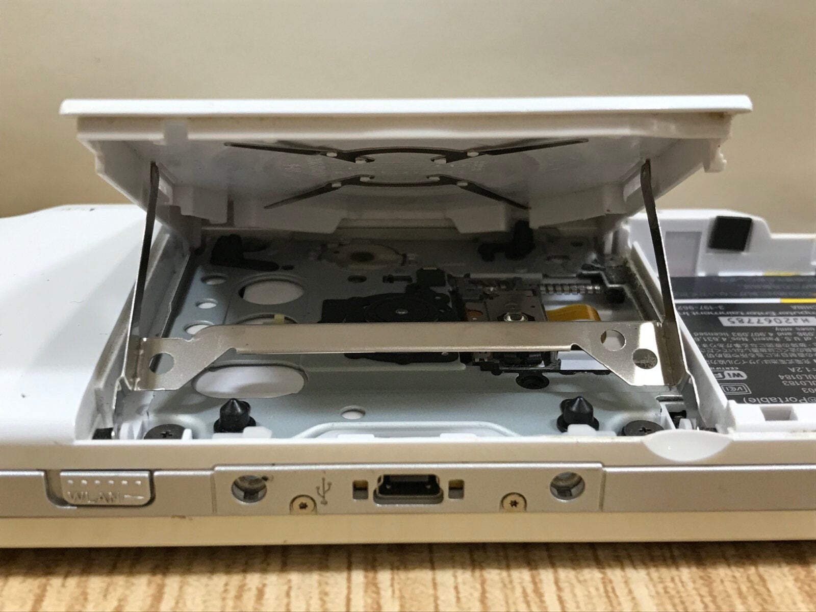 PSP-2000 CERAMIC WHITE Console Japan – With Defects GE1628